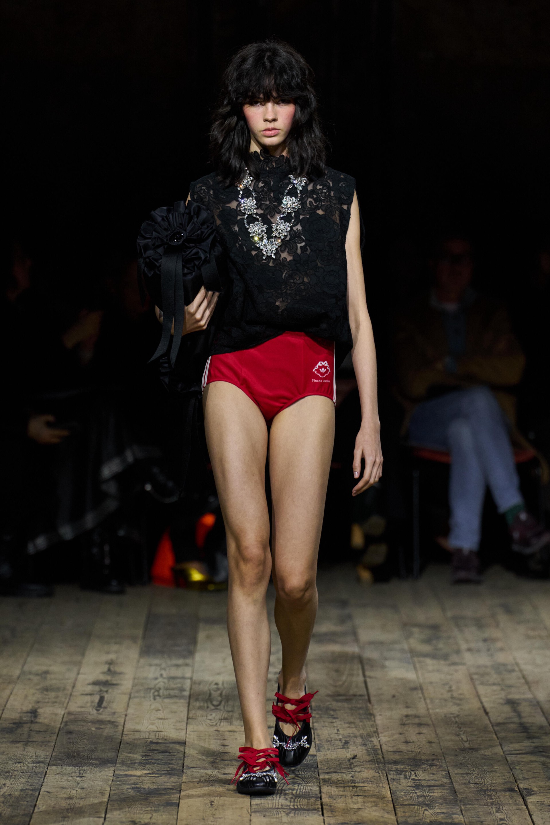 Hinh anh "Những chú ngựa trắng" Simone Rocha Thu Đông 2026 15