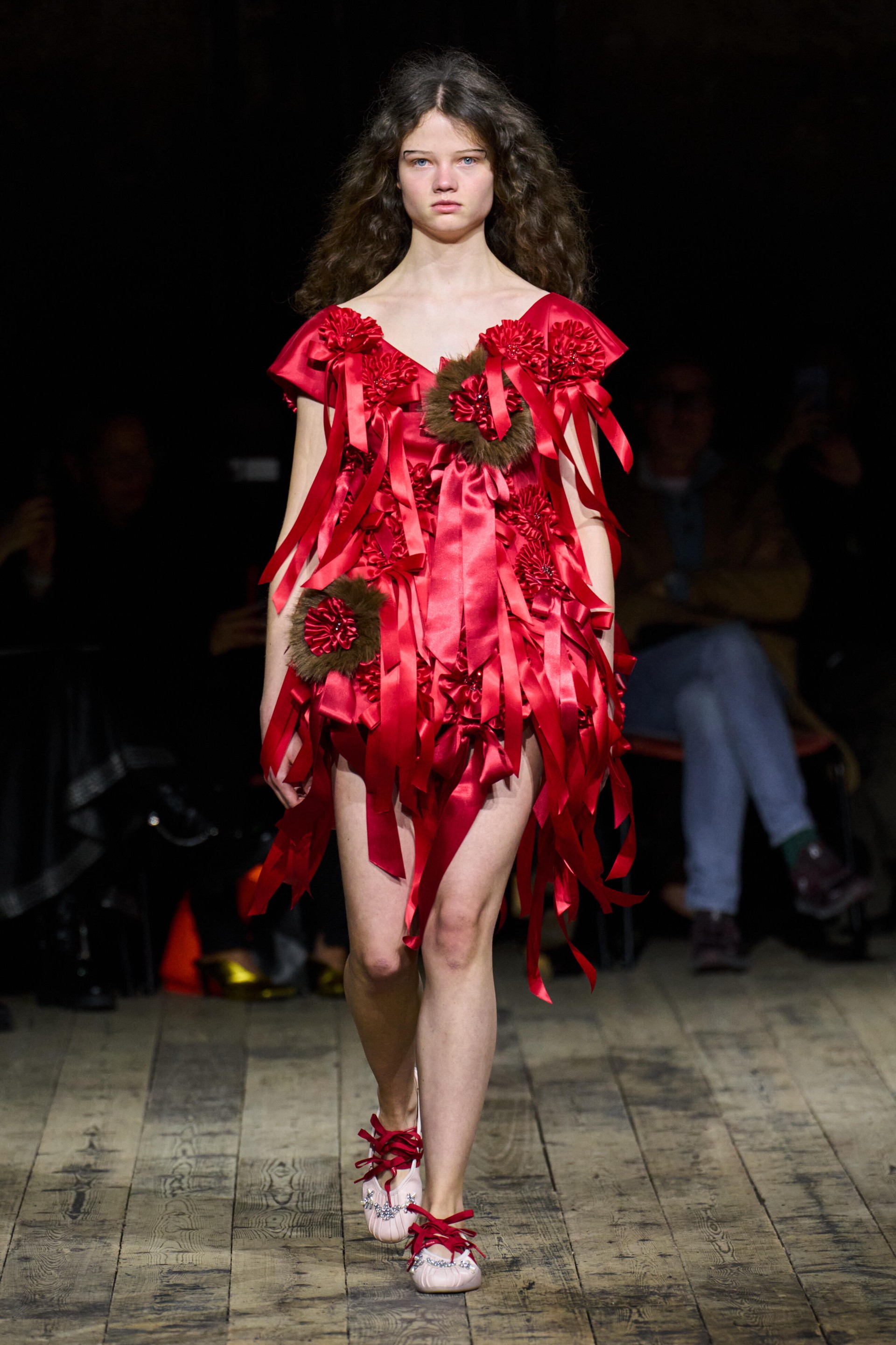 Hinh anh "Những chú ngựa trắng" Simone Rocha Thu Đông 2026 22