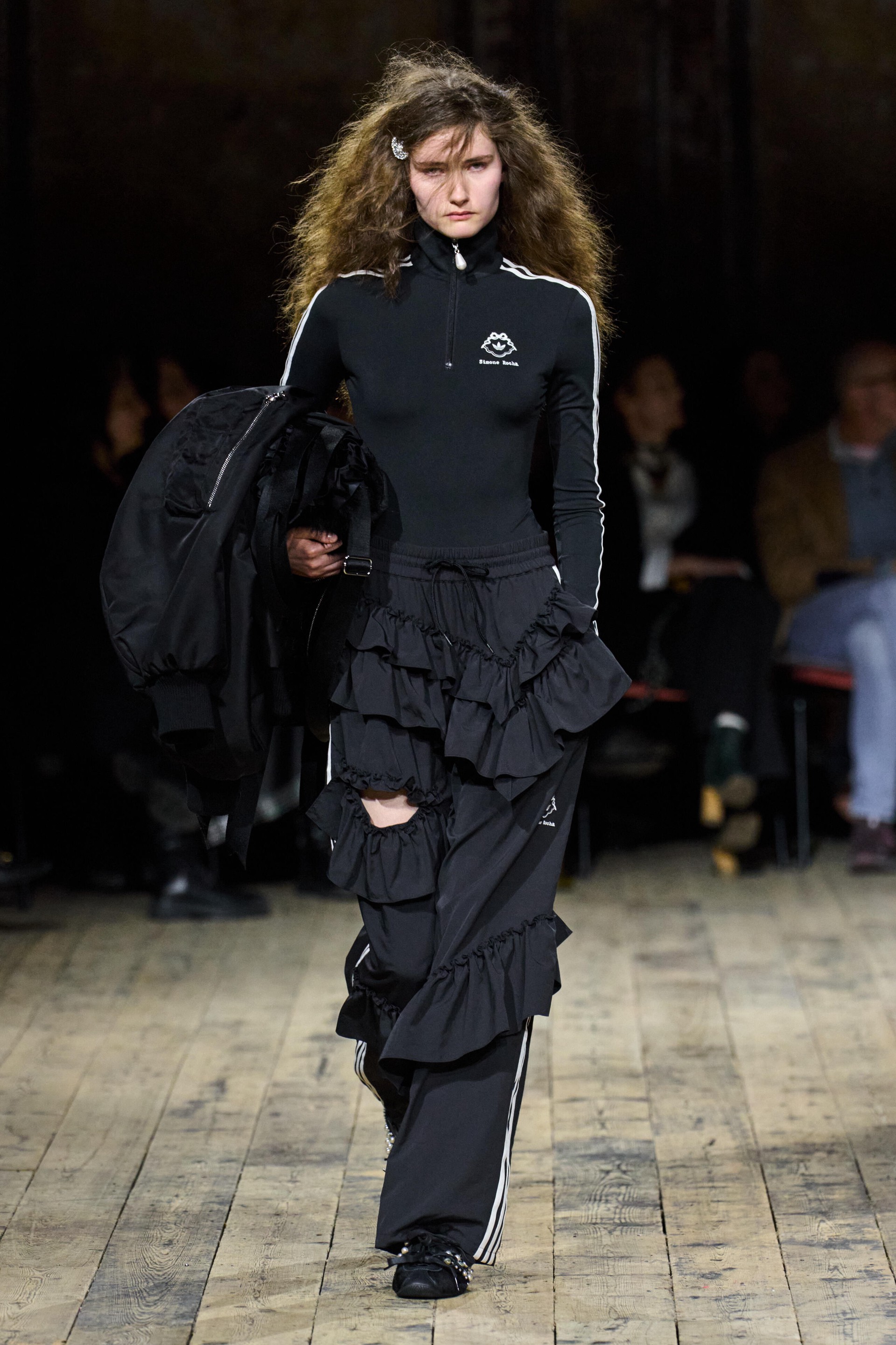 Hinh anh "Những chú ngựa trắng" Simone Rocha Thu Đông 2026 16