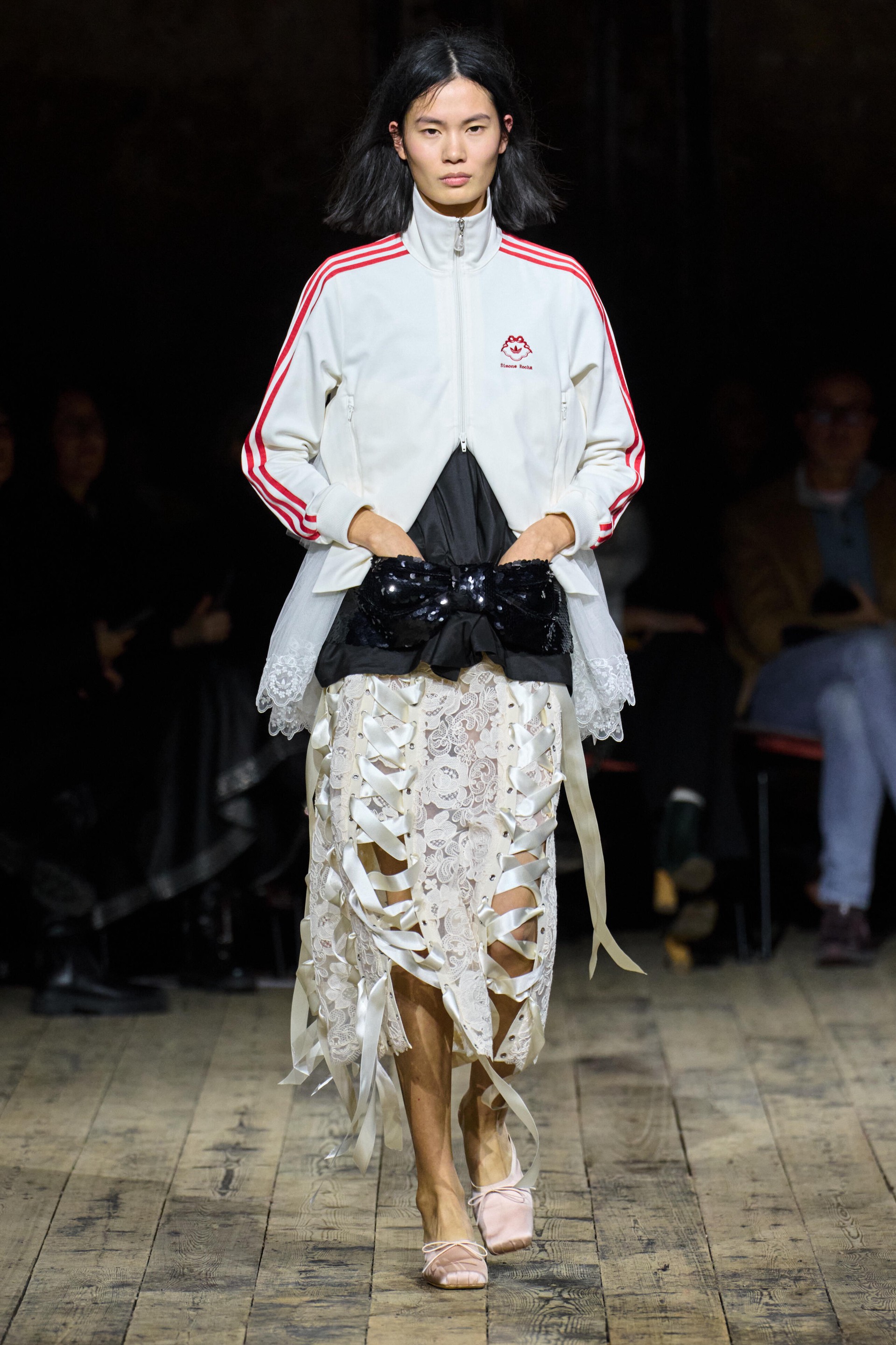 Hinh anh "Những chú ngựa trắng" Simone Rocha Thu Đông 2026 17