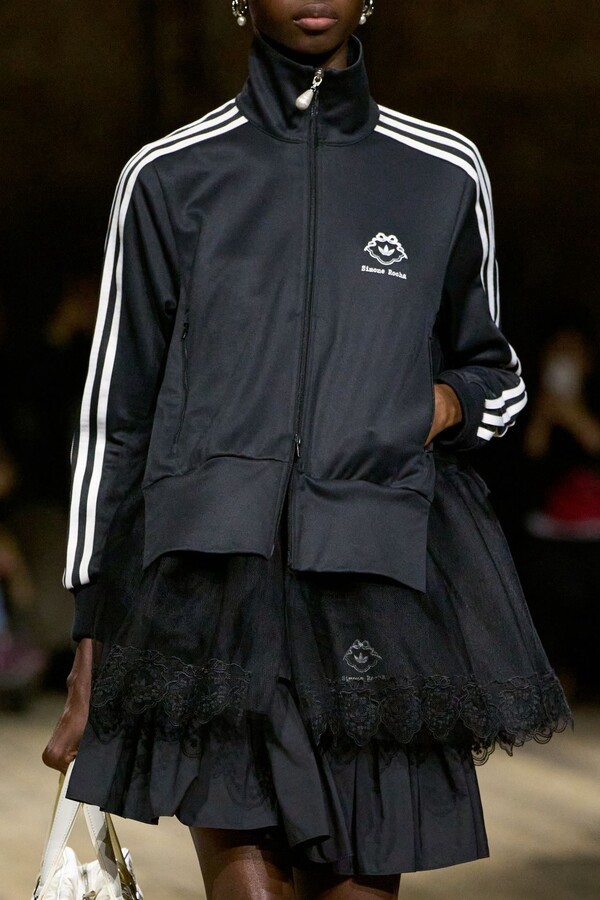 Hinh anh "Những chú ngựa trắng" Simone Rocha Thu Đông 2026 13