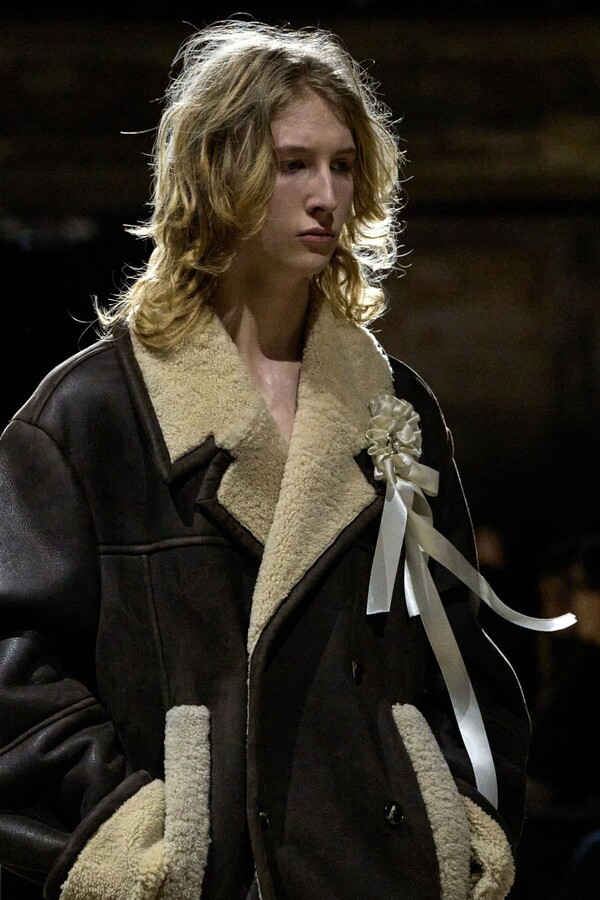 Hinh anh "Những chú ngựa trắng" Simone Rocha Thu Đông 2026 20