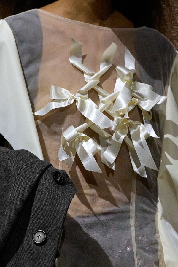 Hinh anh "Những chú ngựa trắng" Simone Rocha Thu Đông 2026 18