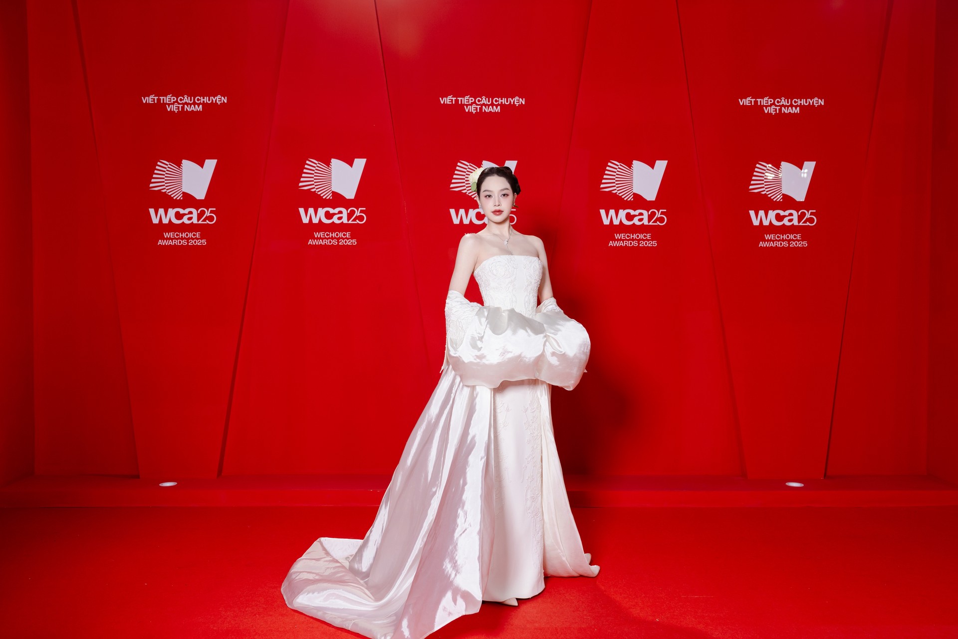 Hinh anh Dresscode Việt Nam: Thảm đỏ WeChoice trở thành sàn diễn của local brands 5