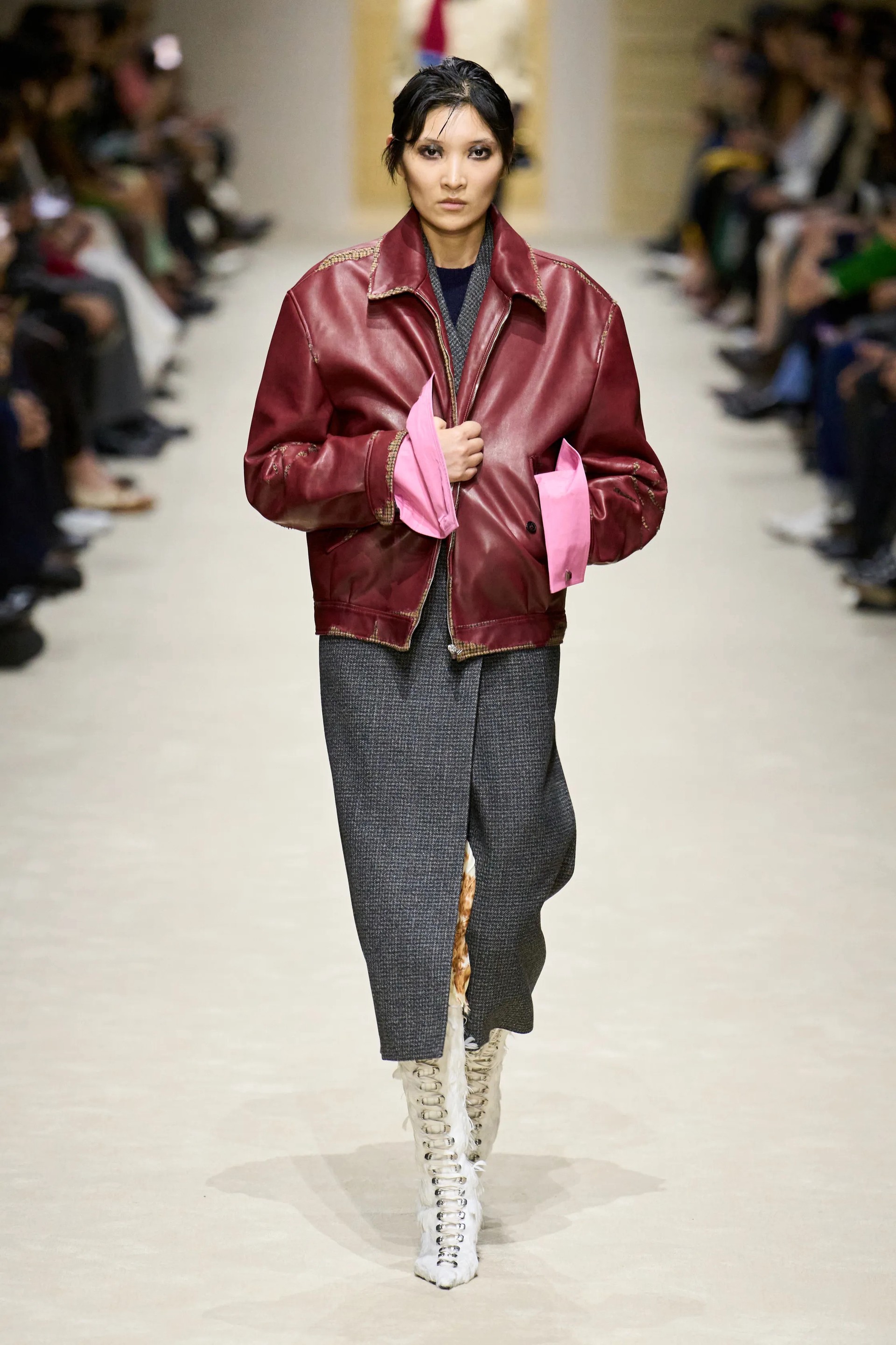 Hinh anh Tâm lý "Anti-Pristine" (từ chối sự mới mẻ, nguyên sơ) đã thực sự càn quét các sàn diễn Xuân/Hè 2026. 1