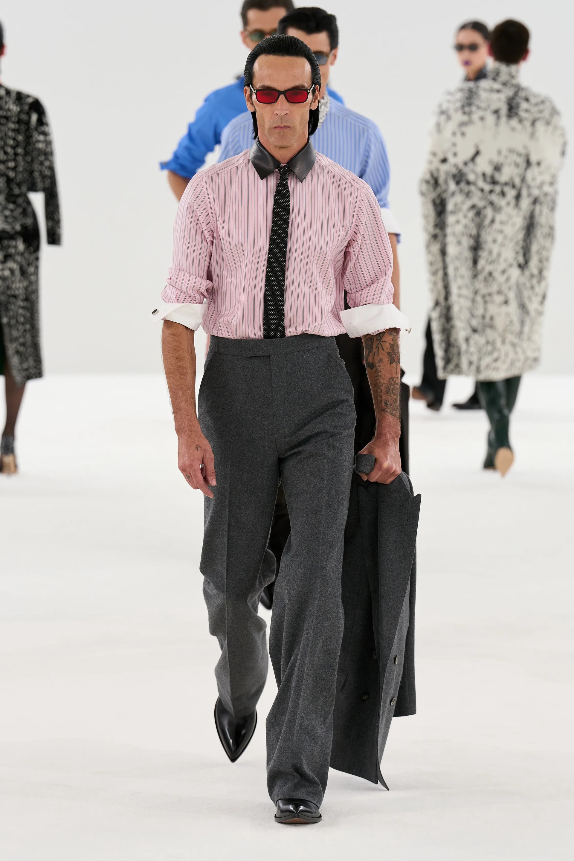 Hinh anh Denim, sơ mi pastel và tủ đồ Tom Ford rộng mở hơn 7