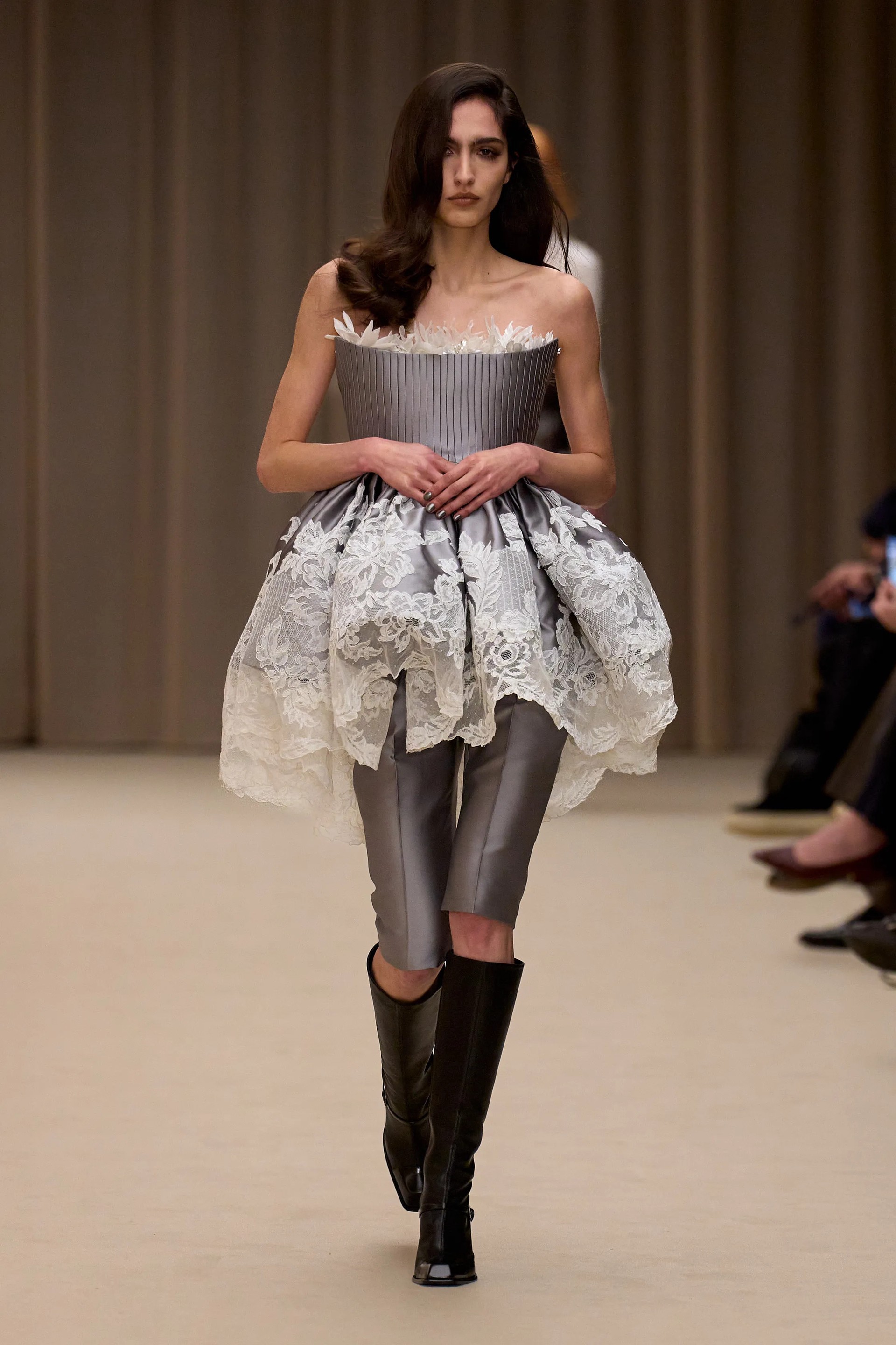 Hinh anh McQueen Thu Đông 2026: Giữa hoang tưởng hoàn hảo và di sản McQueen 5