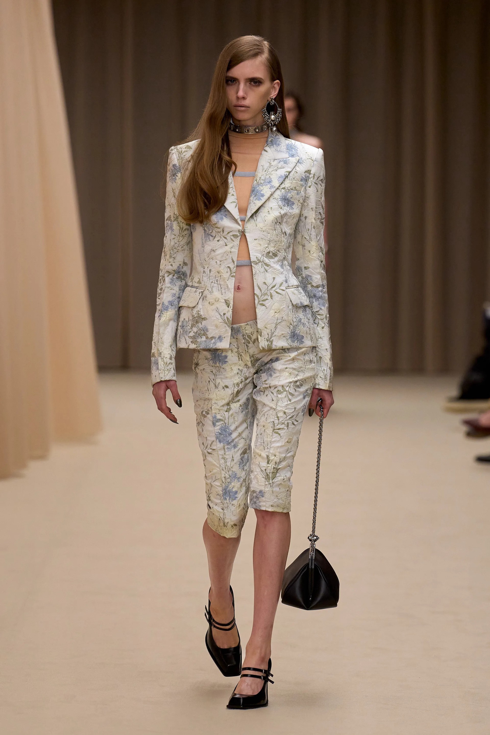 Hinh anh McQueen Thu Đông 2026: Giữa hoang tưởng hoàn hảo và di sản McQueen 1