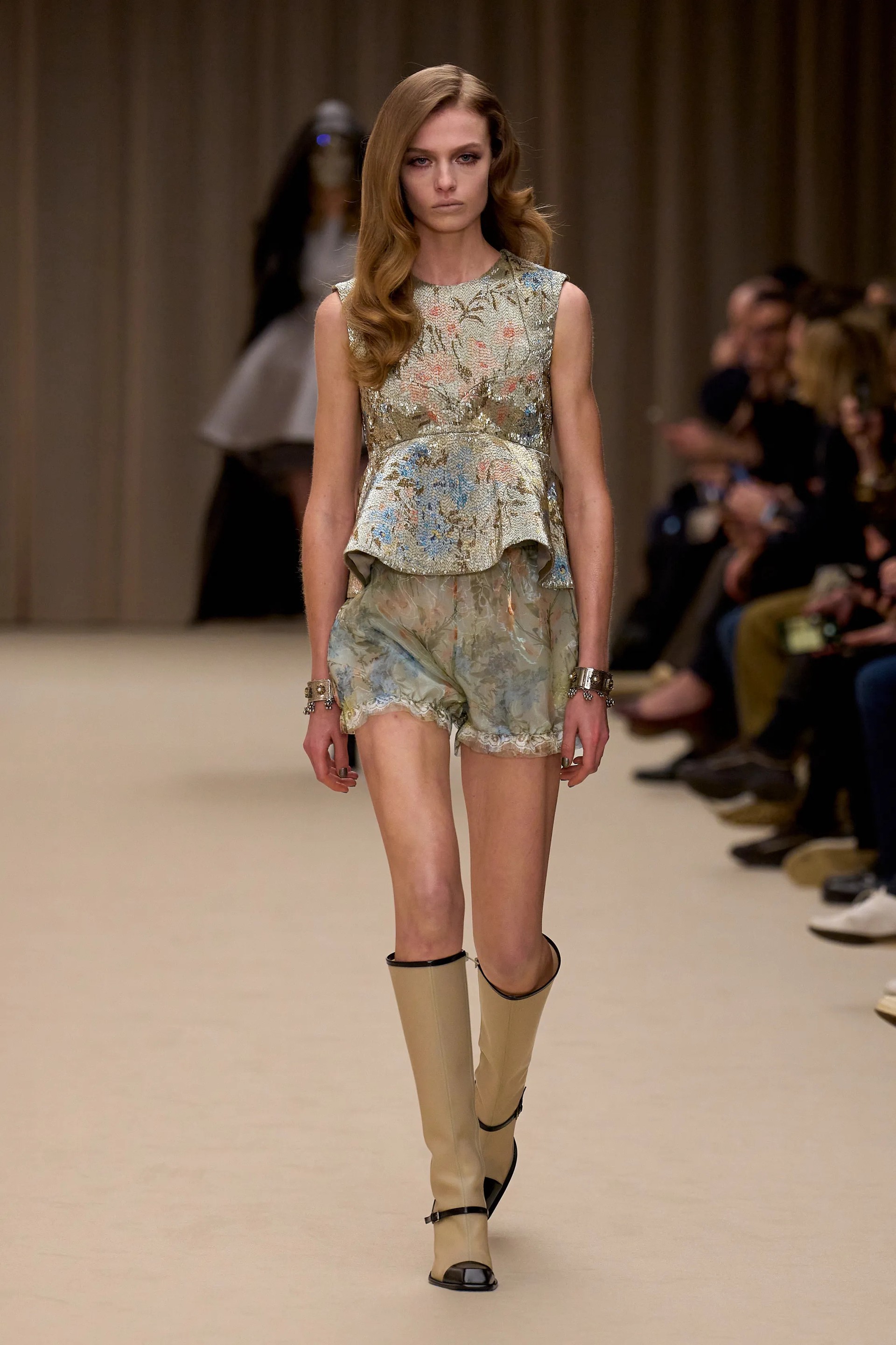 Hinh anh McQueen Thu Đông 2026: Giữa hoang tưởng hoàn hảo và di sản McQueen 6