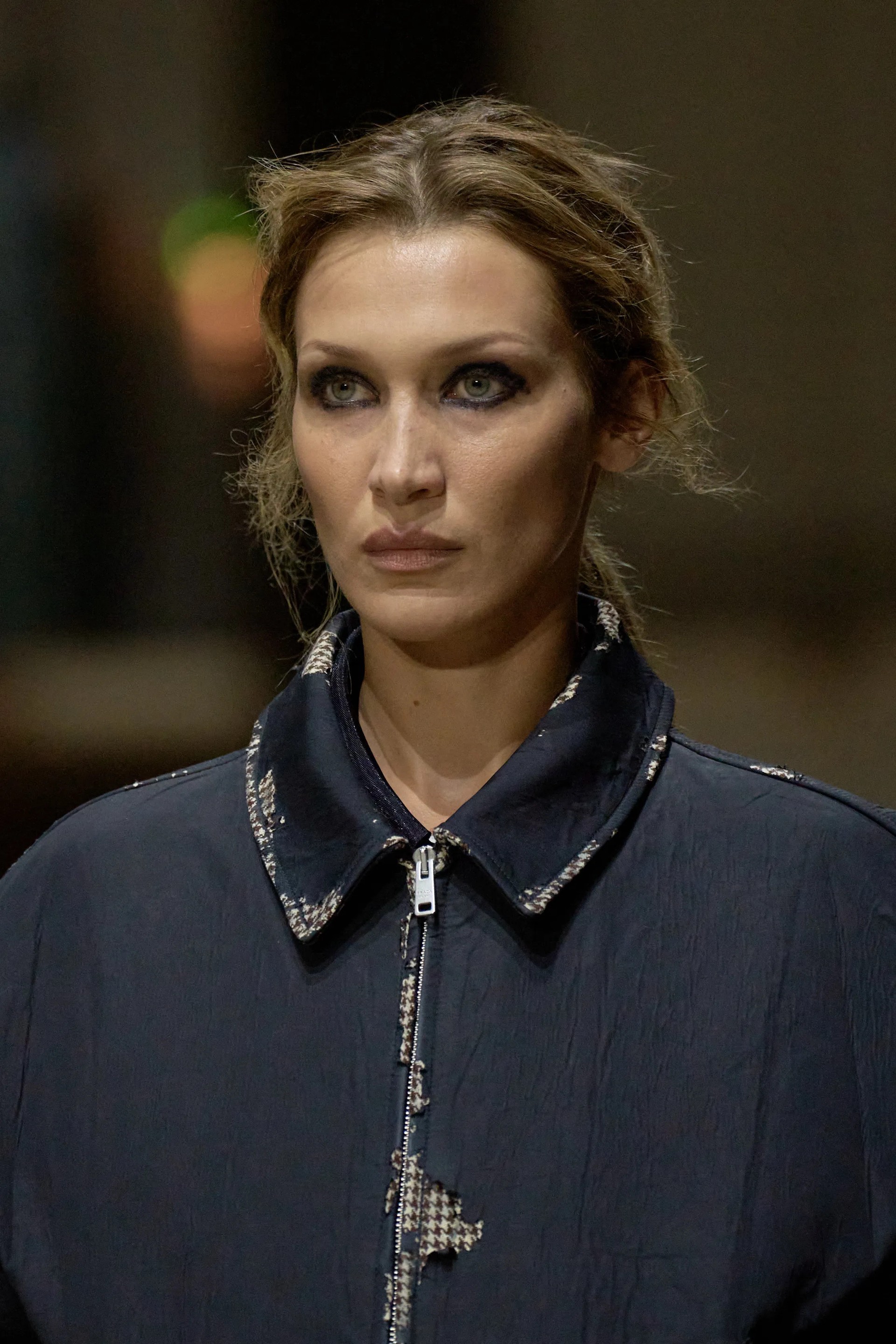 Hinh anh Tâm lý "Anti-Pristine" (từ chối sự mới mẻ, nguyên sơ) đã thực sự càn quét các sàn diễn Xuân/Hè 2026. 2