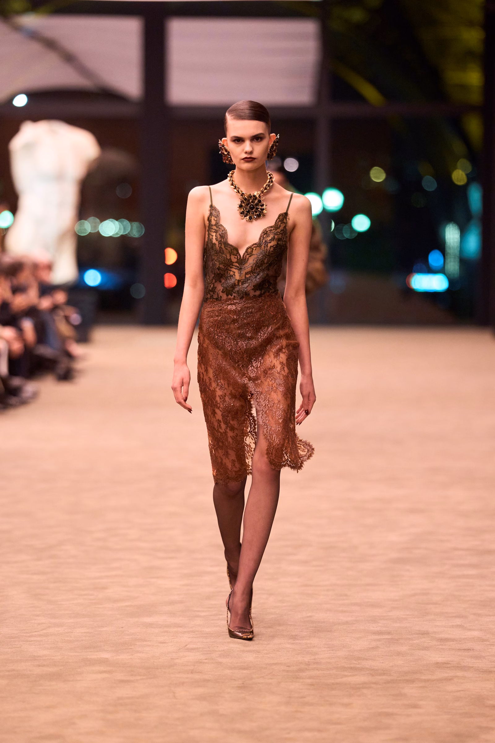 Hinh anh Saint Laurent Thu Đông 2026: Dành cho di sản Le Smoking huyền thoại 23