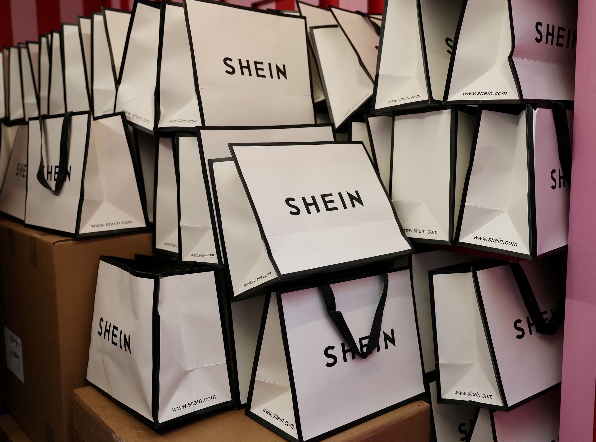 Hinh anh Nhịp chững của ZARA trên đường cong S-curve và canh bạc mang tên John Galliano 4