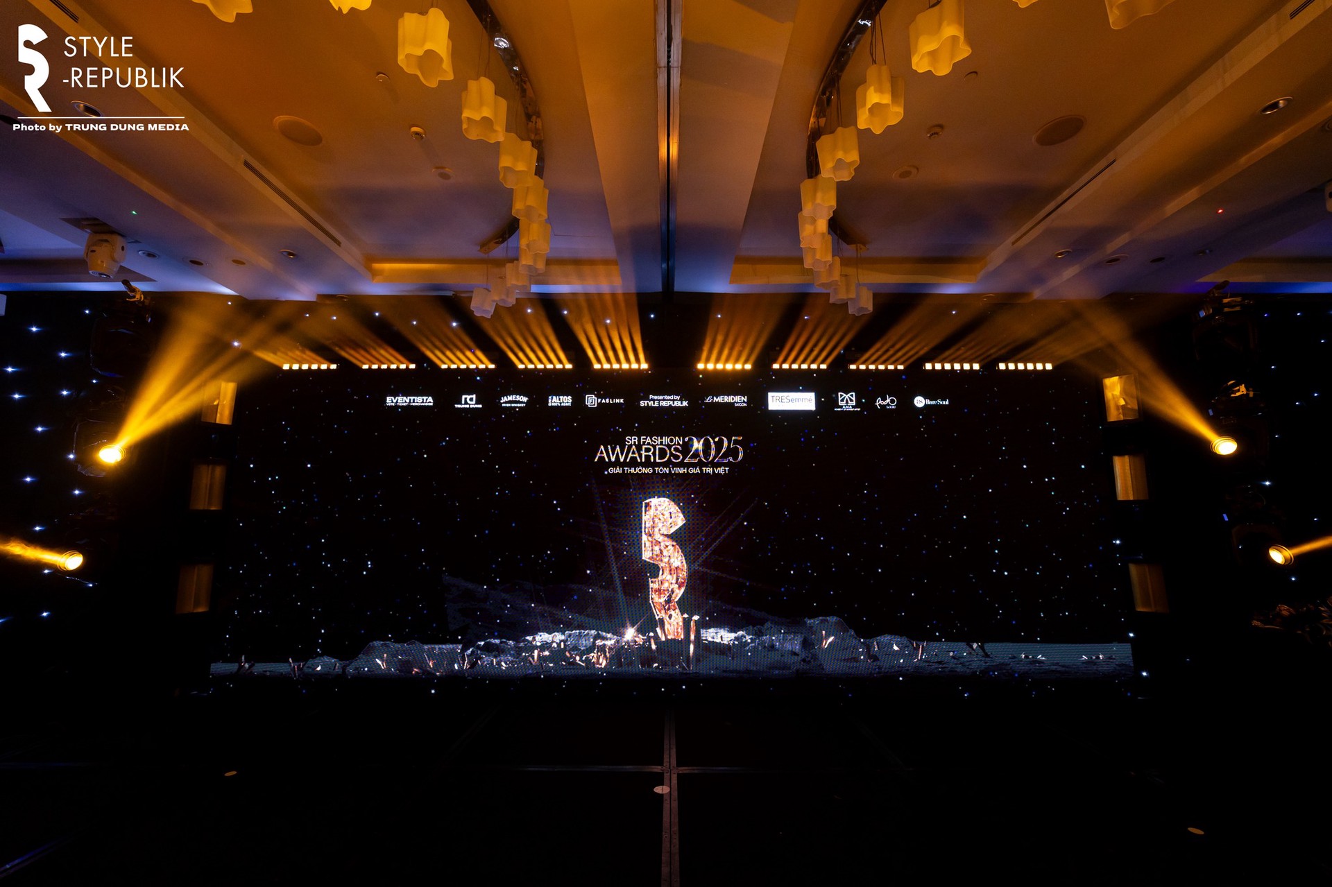 Hinh anh Nhìn lại hành trình bền bỉ tôn vinh giá trị Việt của SR Fashion Awards 11