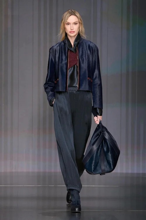 Hinh anh Giorgio Armani Thu Đông 2026: Tác phẩm đầu tay của người “kế vị” 4