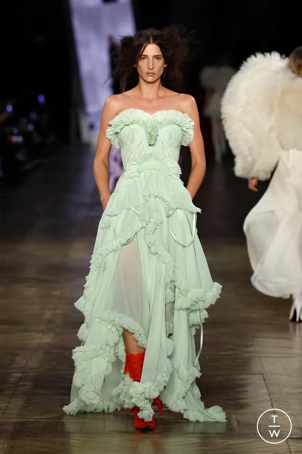 Hinh anh Khi hàng ngày phải tiếp xúc với vô số hình ảnh được tạo ra bằng thuật toán, mượt mà và hoàn hảo đến mức giả tạo, con người sinh ra khao khát mãnh liệt đối với những thứ mang tính "con người" hơn. 1