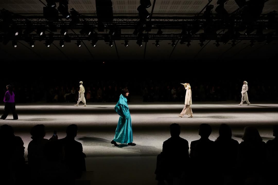 Hinh anh ISSEY MIYAKE Thu Đông 2026: Vẻ đẹp của sự dang dở 3