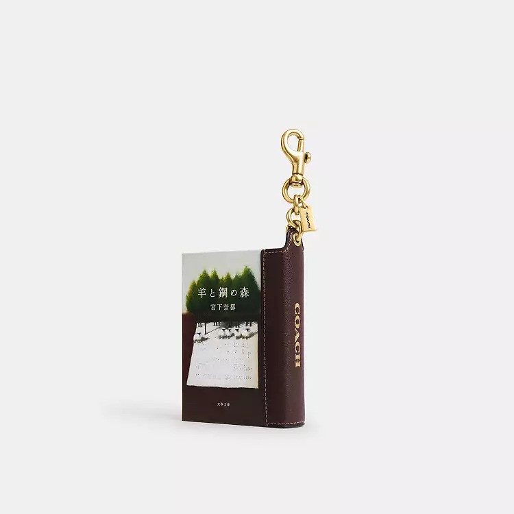 Hinh anh “Book bag charm” của Coach: Không chỉ là quyển sách tí hon treo được 9