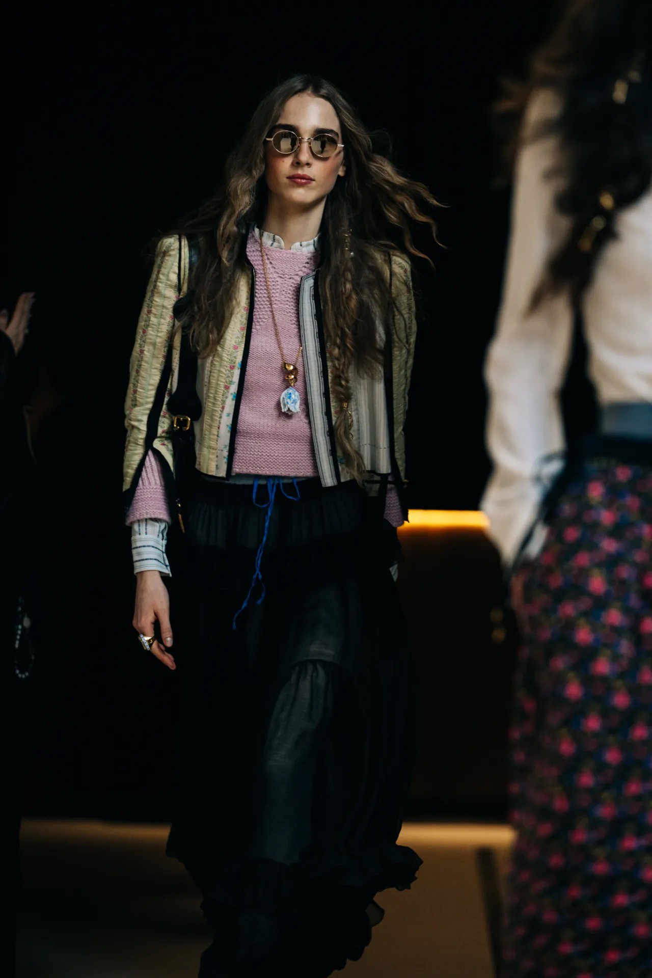 Hinh anh Chloé Fall Winter 2026: Váy áo kể chuyện xưa 10
