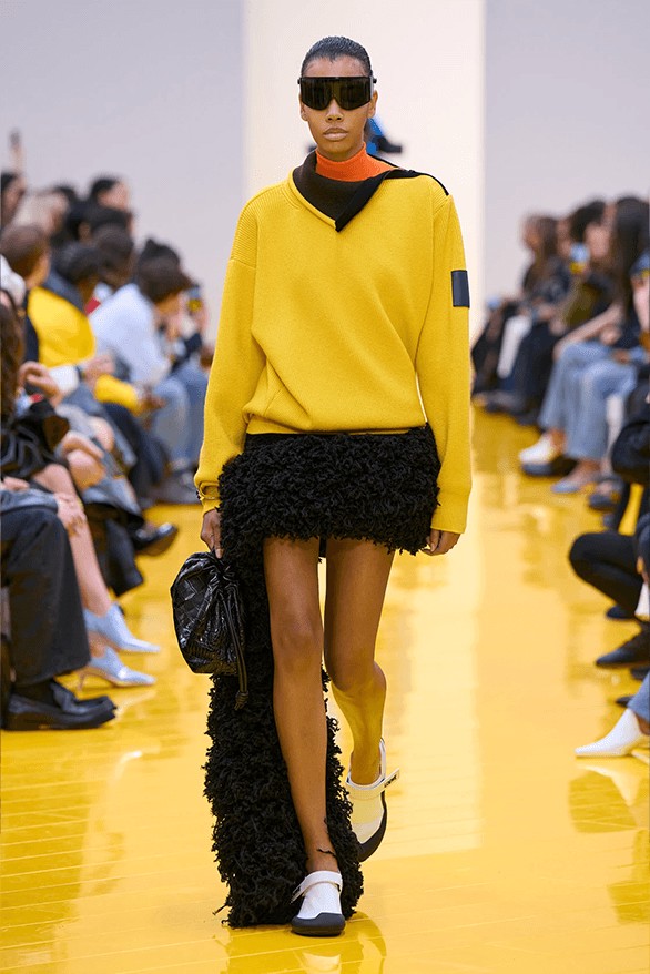 Hinh anh Loewe Thu Đông 2026: Nét trẻ thơ tinh nghịch gửi gắm nơi nghệ thuật 21