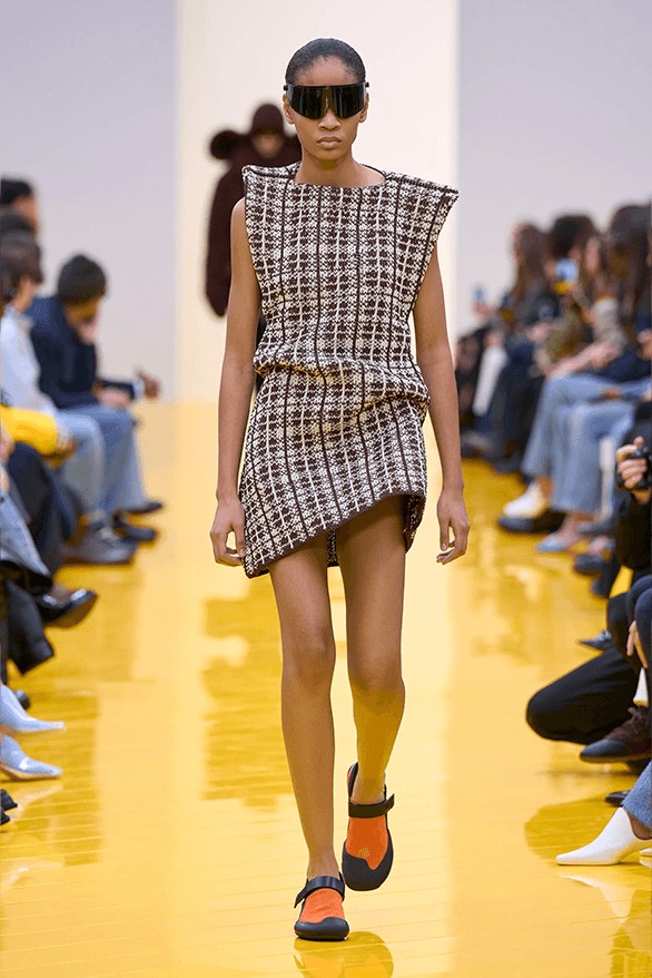 Hinh anh Loewe Thu Đông 2026: Nét trẻ thơ tinh nghịch gửi gắm nơi nghệ thuật 9