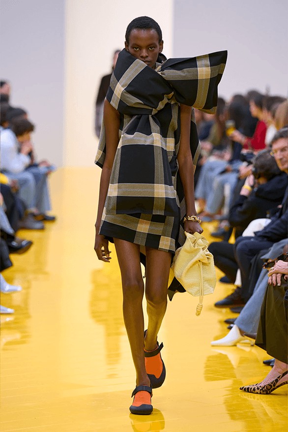 Hinh anh Loewe Thu Đông 2026: Nét trẻ thơ tinh nghịch gửi gắm nơi nghệ thuật 12