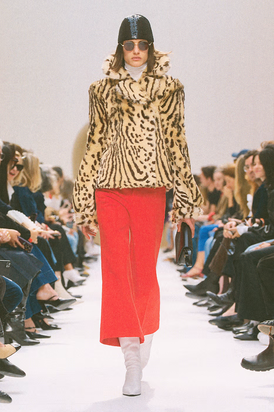 Hinh anh Celine Thu Đông 2026: Trong tủ đồ của những bước chân Paris 20