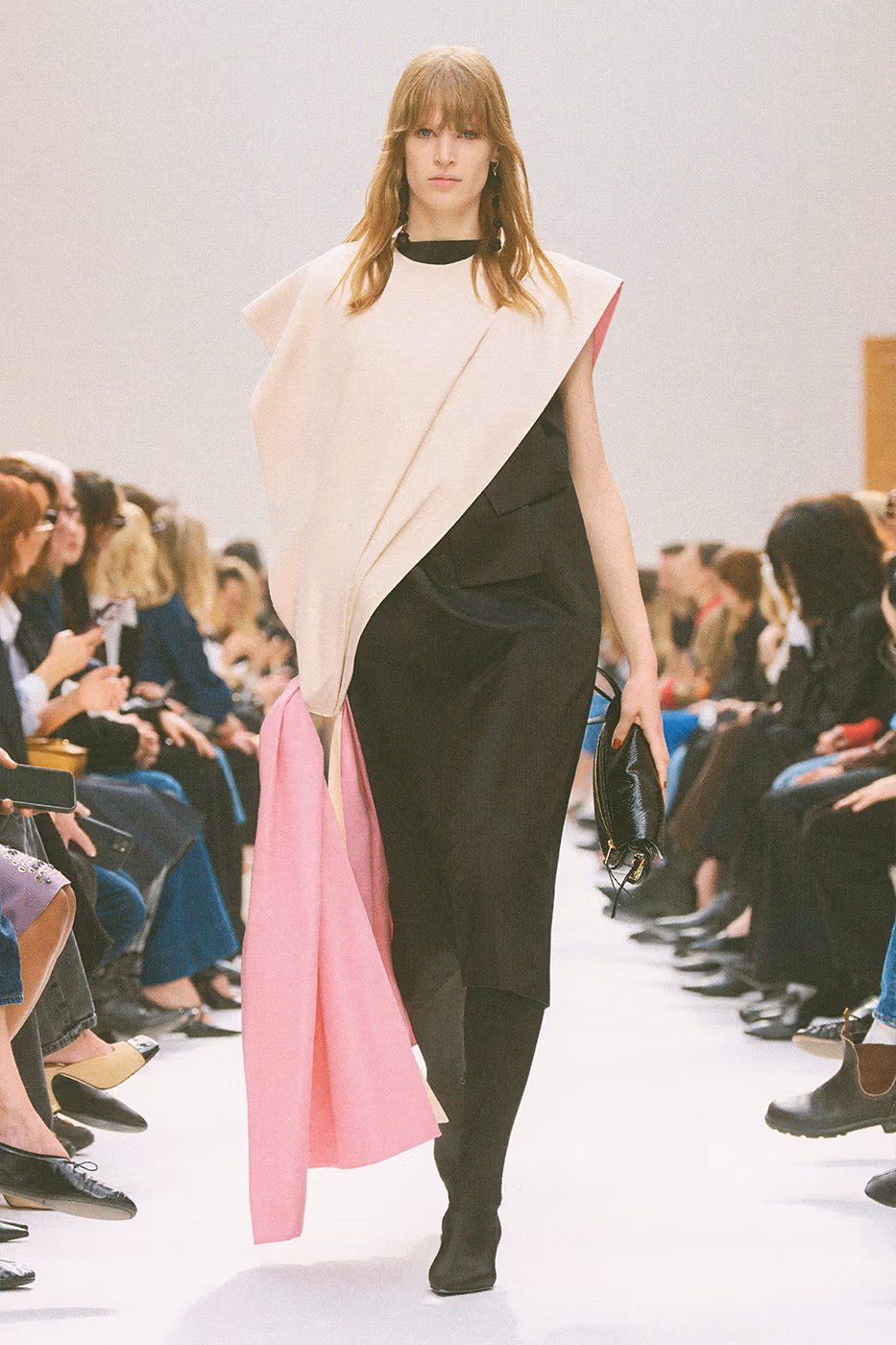 Hinh anh Celine Thu Đông 2026: Trong tủ đồ của những bước chân Paris 19