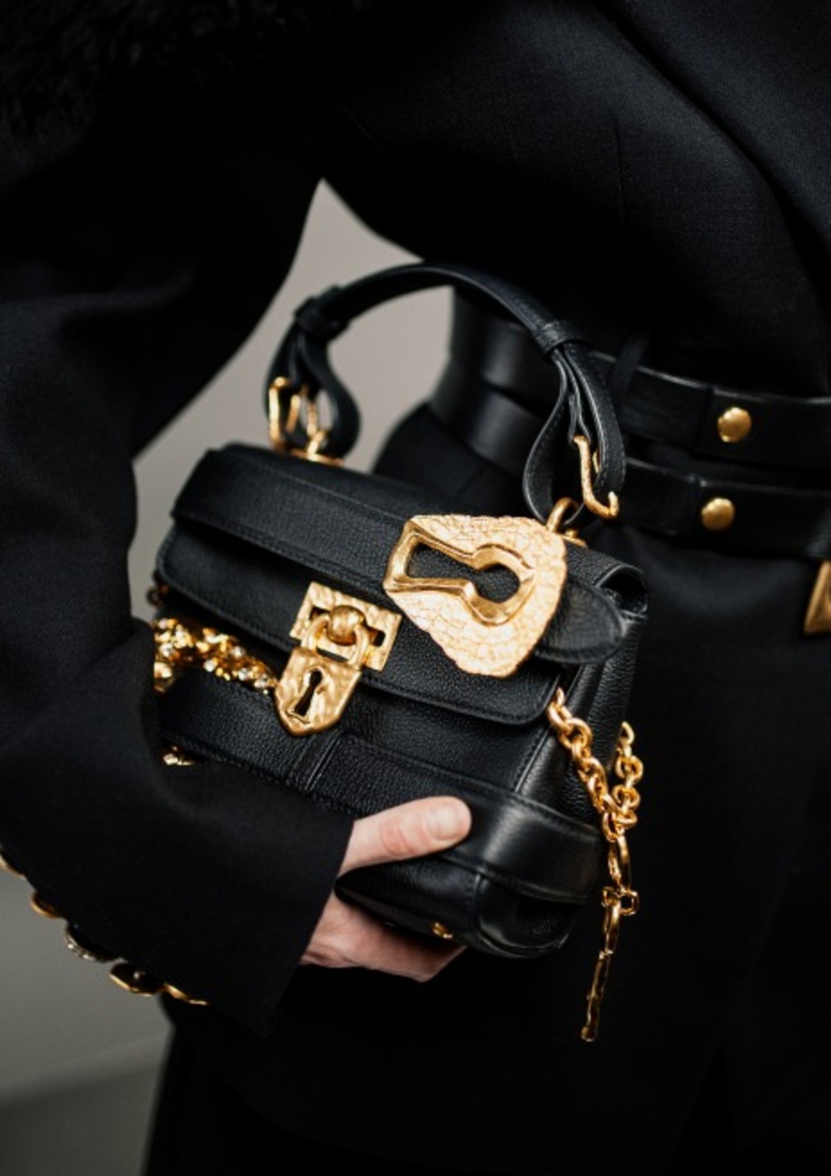 Hinh anh Schiaparelli Thu Đông 2026 "mở khoá" bí ẩn của người phụ nữ 4