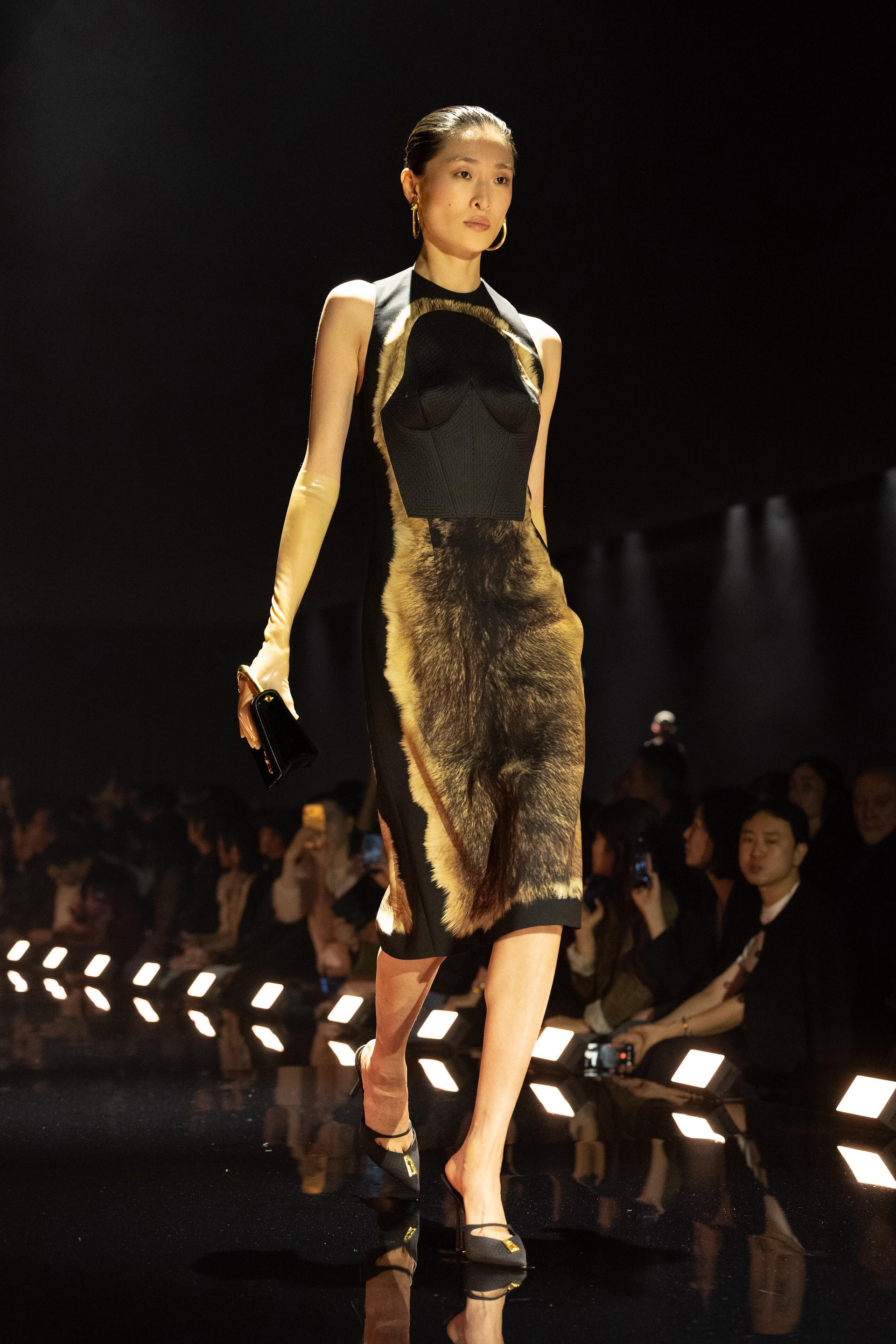 Hinh anh Schiaparelli Thu Đông 2026 "mở khoá" bí ẩn của người phụ nữ 15