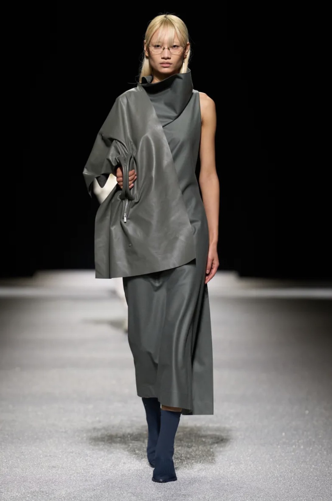 Hinh anh ISSEY MIYAKE Thu Đông 2026: Vẻ đẹp của sự dang dở 39