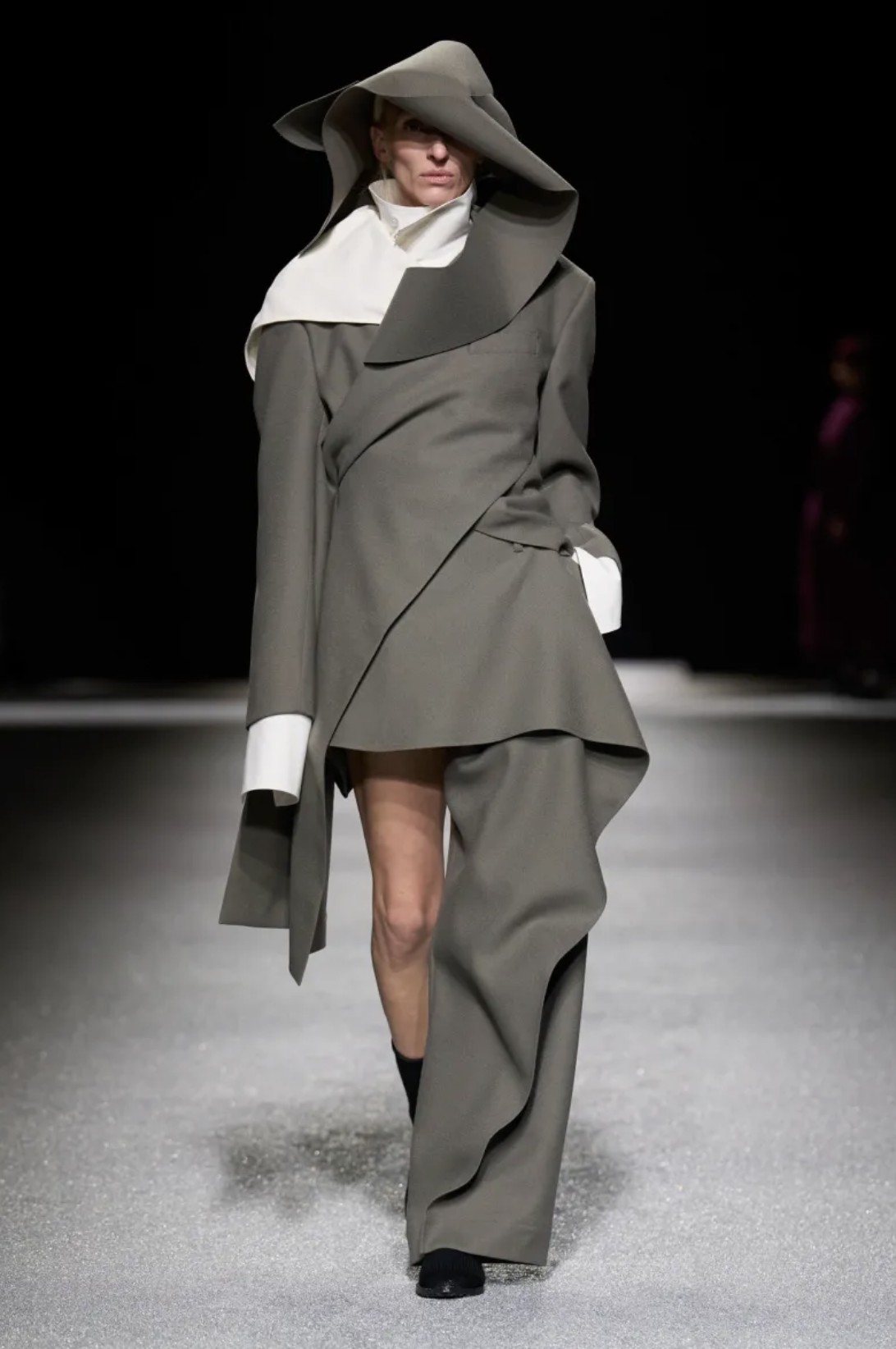 Hinh anh ISSEY MIYAKE Thu Đông 2026: Vẻ đẹp của sự dang dở 32