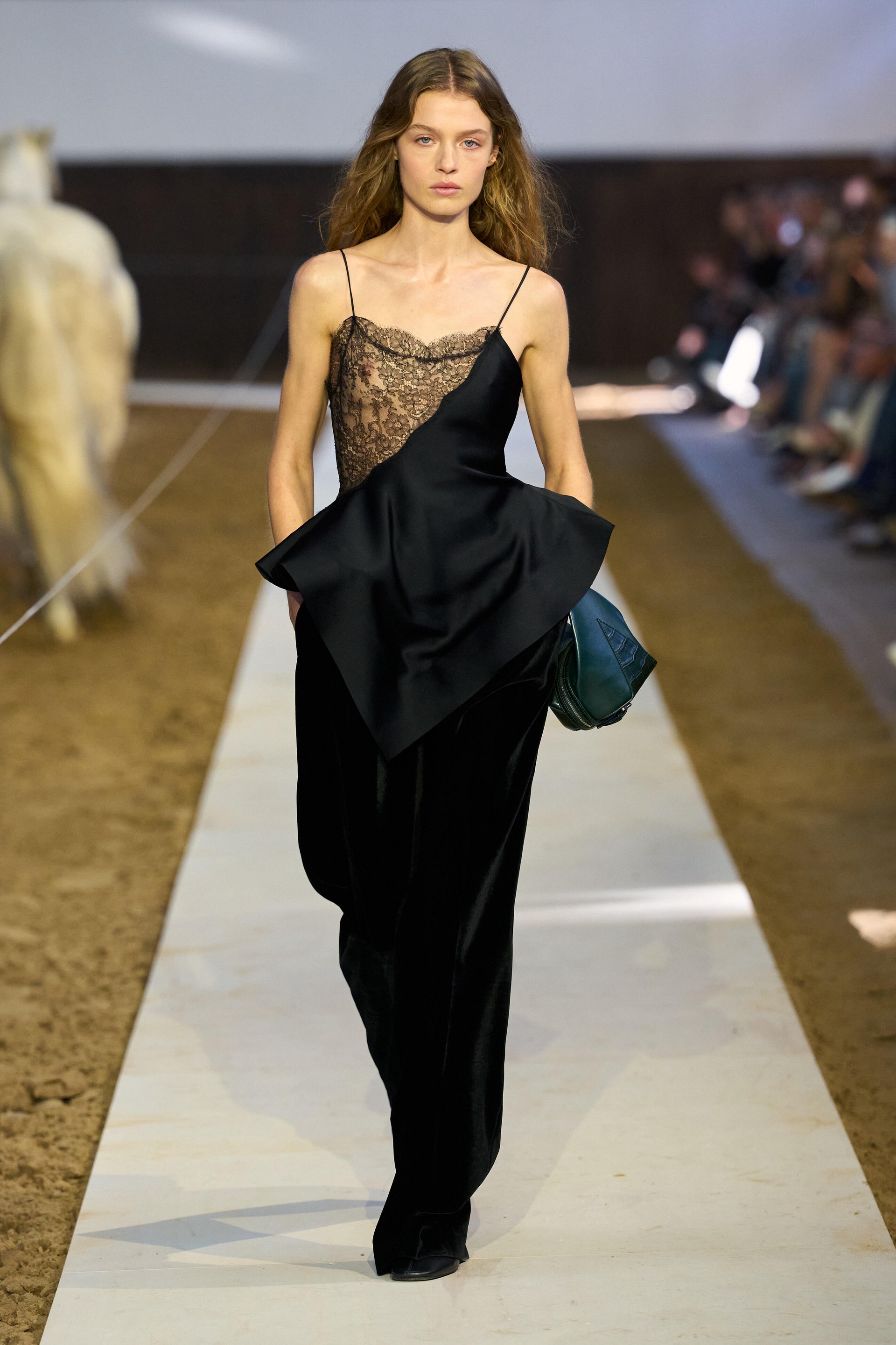 Hinh anh Trang tự sự của Stella McCartney mùa Thu Đông 2026  22