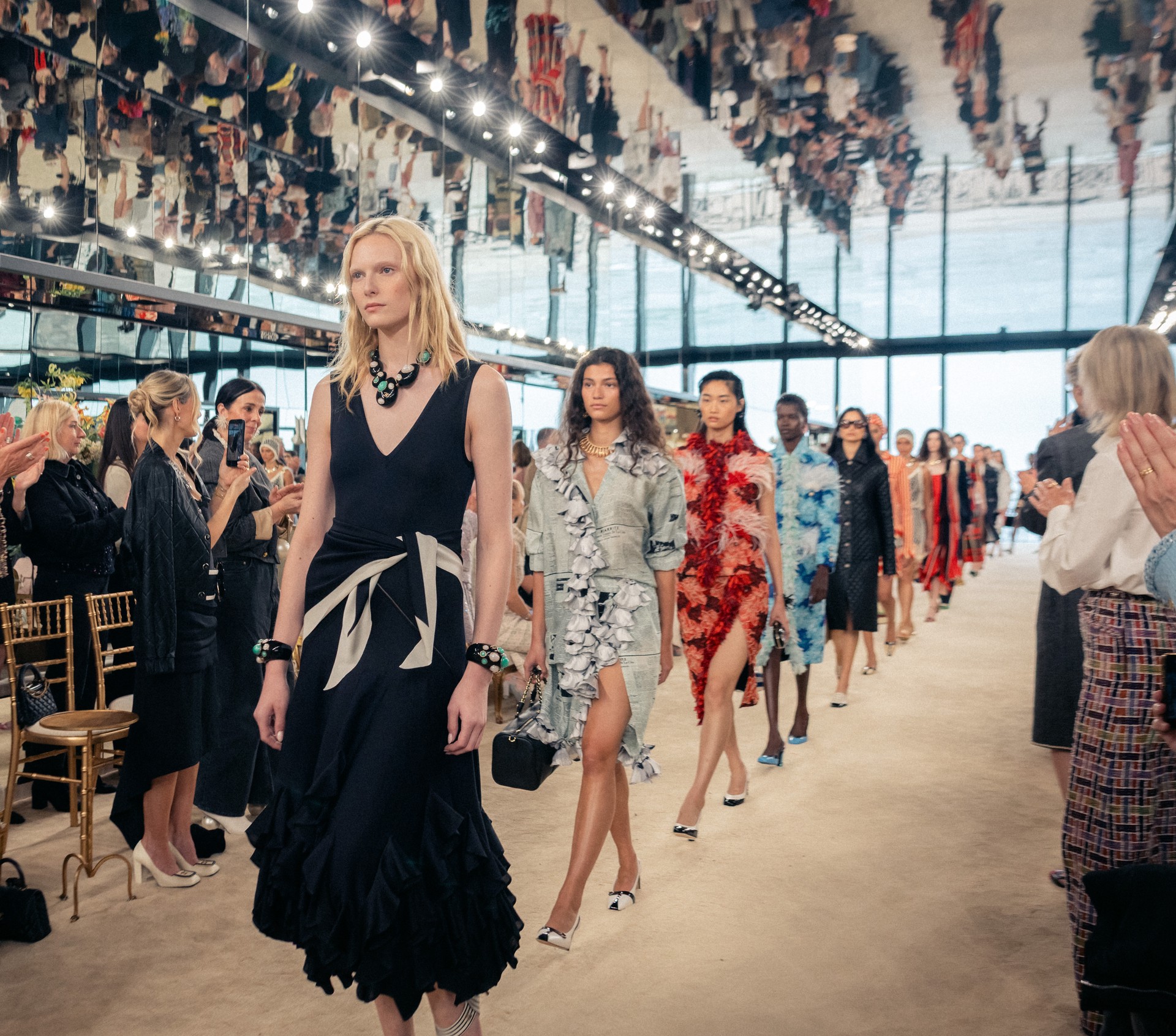 Hinh anh Đằng sau những chuyến viễn du: Chiến lược Cruise Show của CHANEL 8