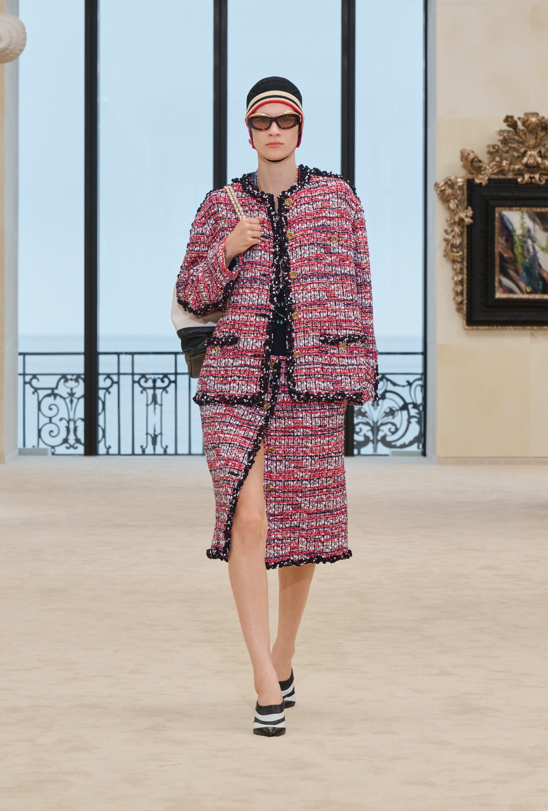 Hinh anh Người phụ nữ CHANEL luôn hiện hữu trong nhiều trạng thái và trải nghiệm khác nhau và ở bất kỳ hình hài nào, họ vẫn là tâm điểm trong dòng chảy di sản mà nhà mốt không ngừng kể lại. 12
