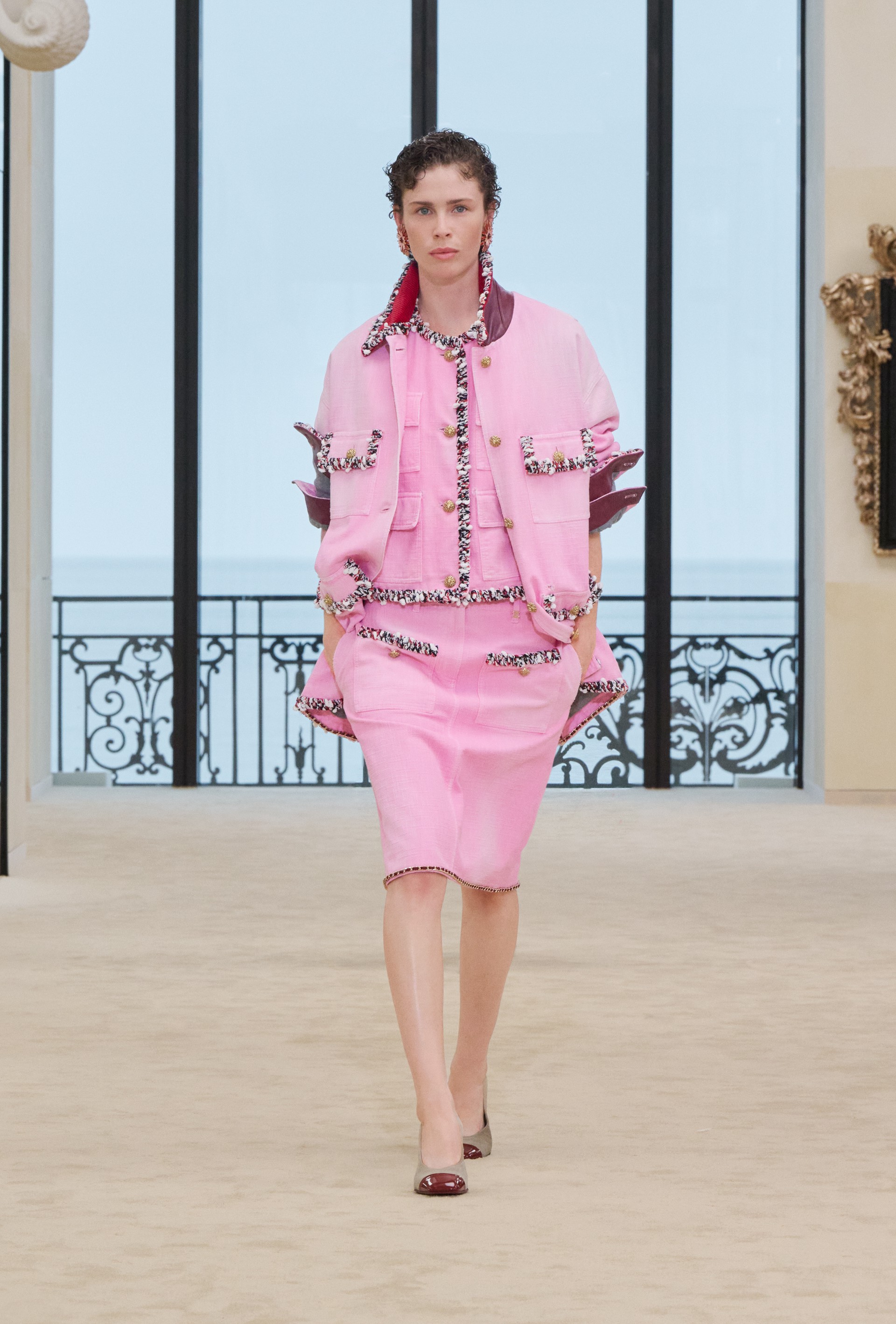 Hinh anh Người phụ nữ CHANEL luôn hiện hữu trong nhiều trạng thái và trải nghiệm khác nhau và ở bất kỳ hình hài nào, họ vẫn là tâm điểm trong dòng chảy di sản mà nhà mốt không ngừng kể lại. 34