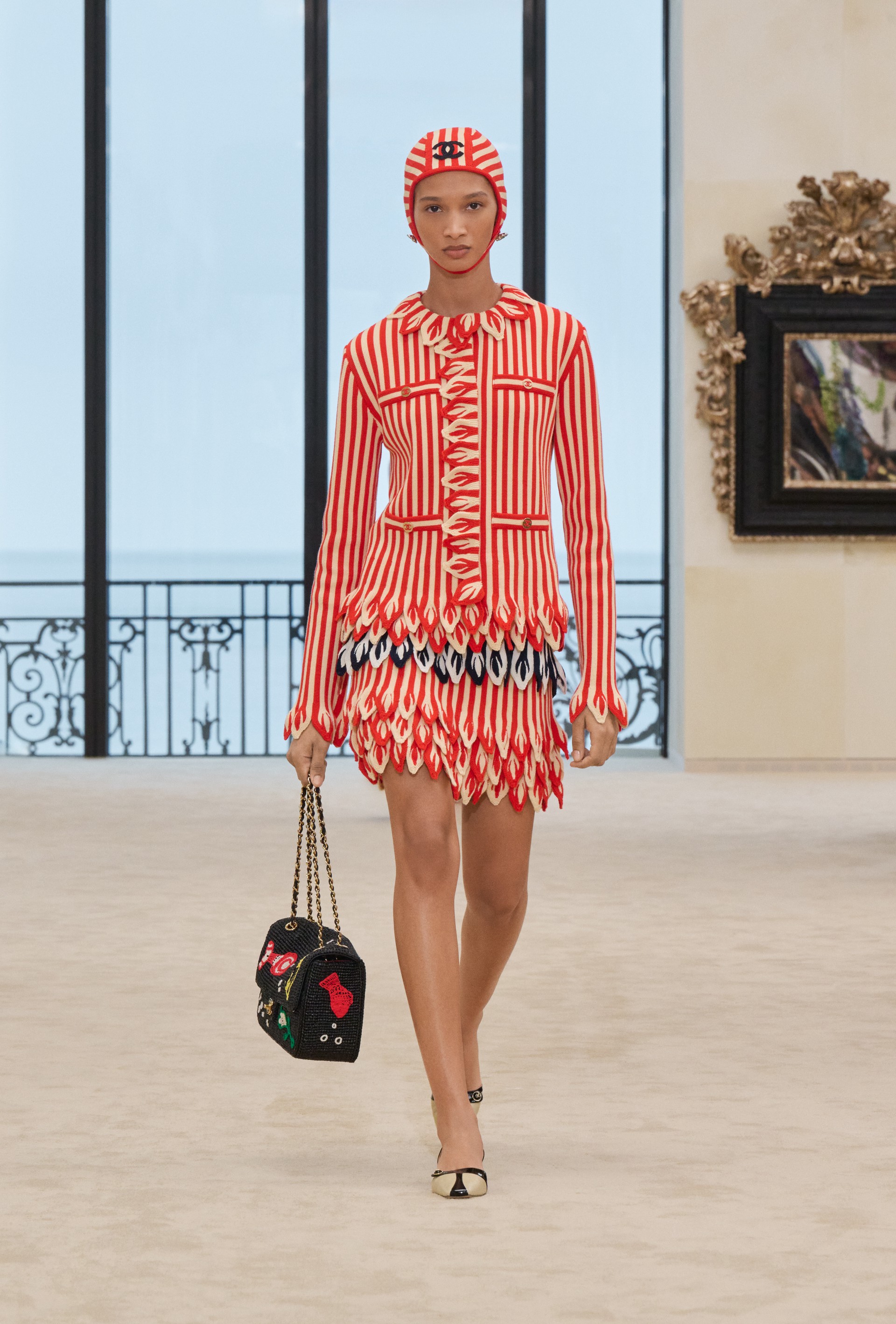 Hinh anh Người phụ nữ CHANEL luôn hiện hữu trong nhiều trạng thái và trải nghiệm khác nhau và ở bất kỳ hình hài nào, họ vẫn là tâm điểm trong dòng chảy di sản mà nhà mốt không ngừng kể lại. 23