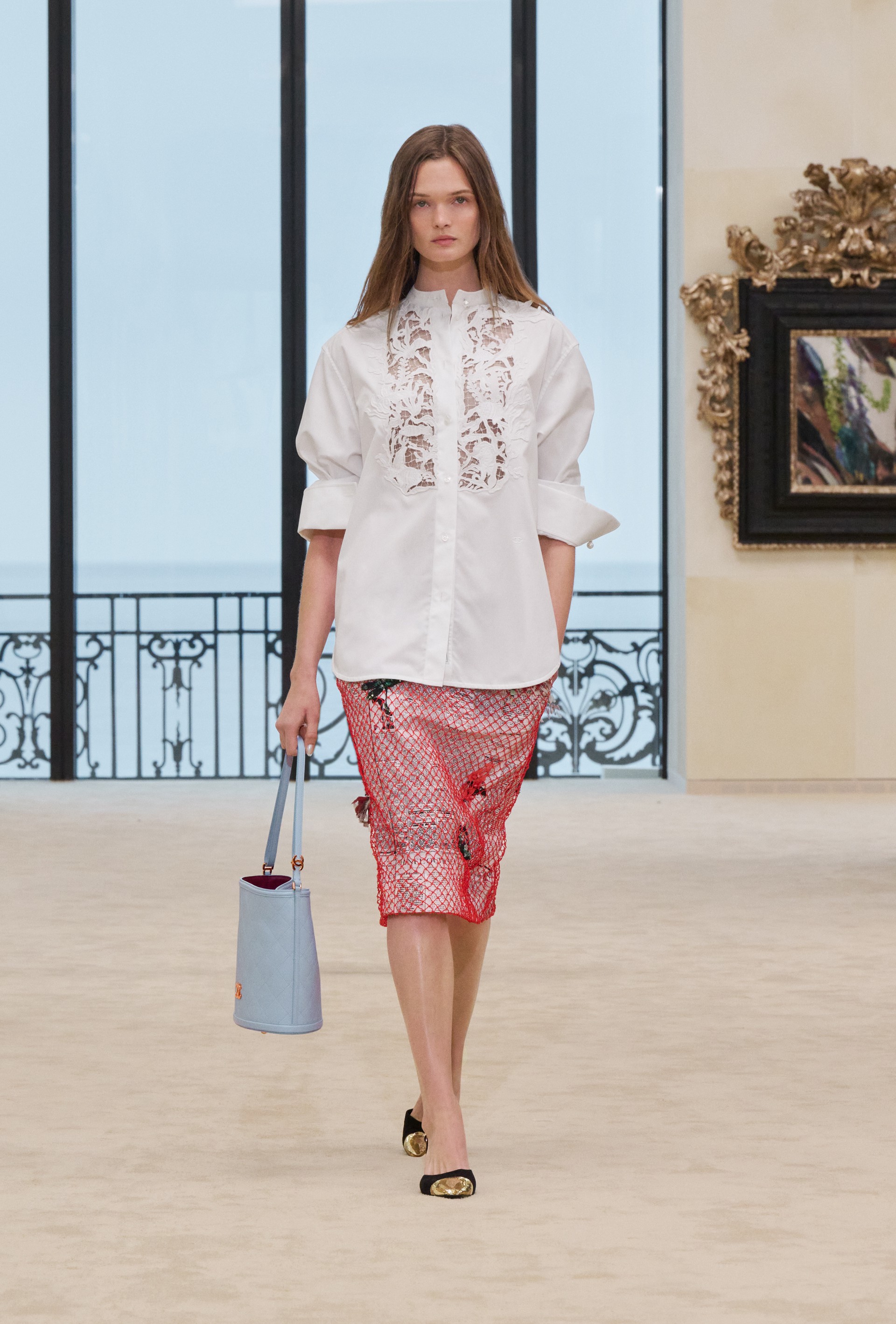 Hinh anh Người phụ nữ CHANEL luôn hiện hữu trong nhiều trạng thái và trải nghiệm khác nhau và ở bất kỳ hình hài nào, họ vẫn là tâm điểm trong dòng chảy di sản mà nhà mốt không ngừng kể lại. 21