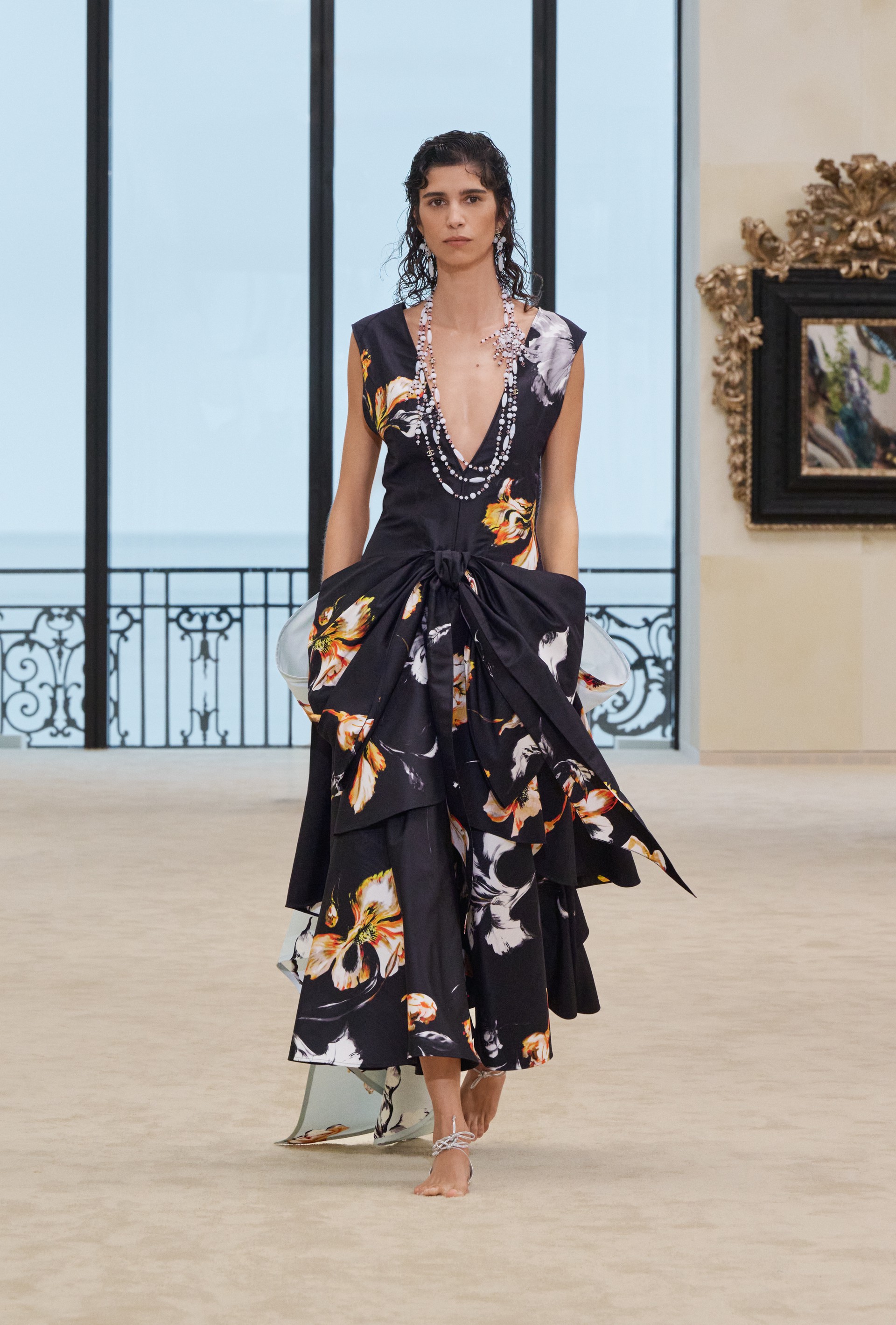 Hinh anh Người phụ nữ CHANEL luôn hiện hữu trong nhiều trạng thái và trải nghiệm khác nhau và ở bất kỳ hình hài nào, họ vẫn là tâm điểm trong dòng chảy di sản mà nhà mốt không ngừng kể lại. 4