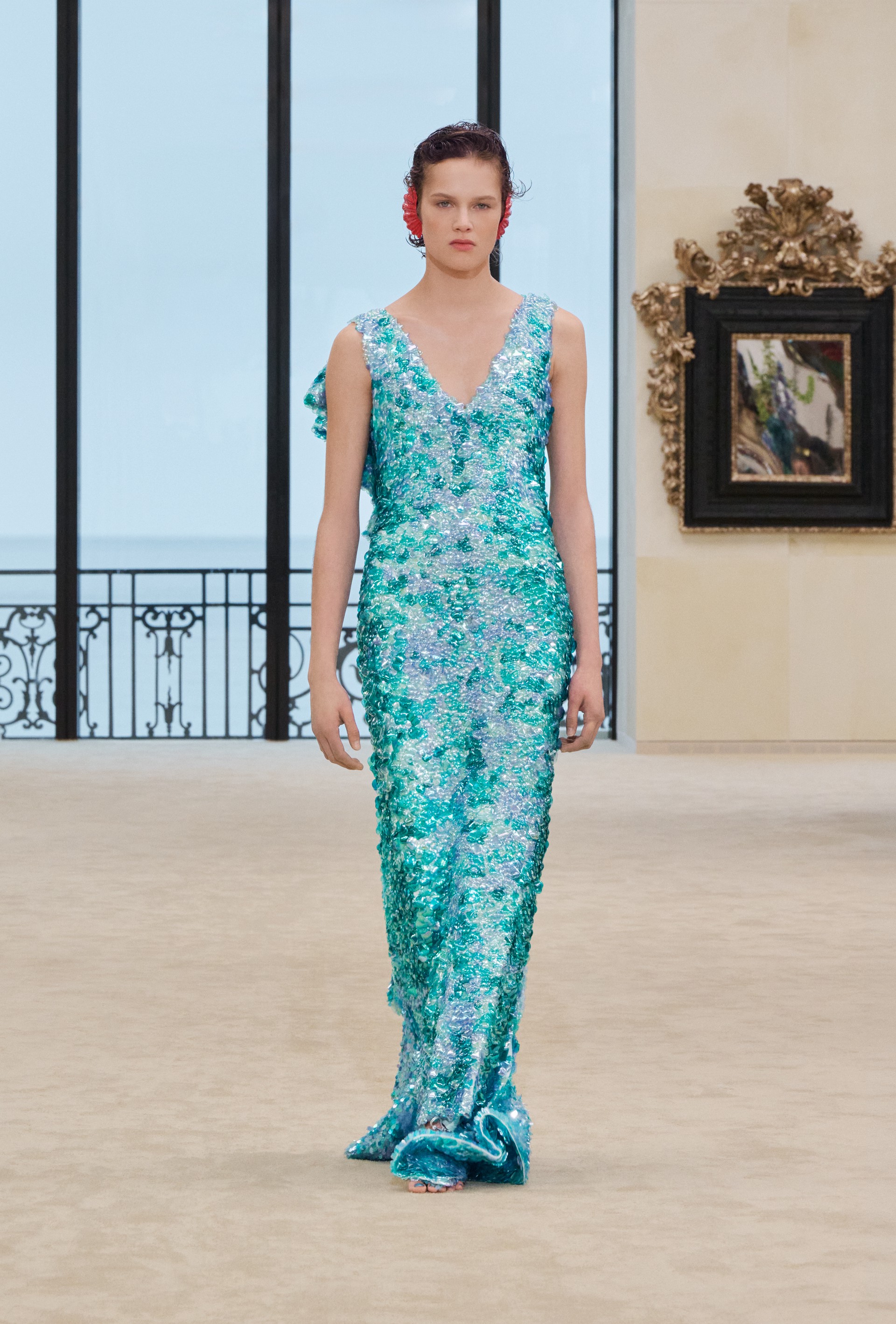Hinh anh Người phụ nữ CHANEL luôn hiện hữu trong nhiều trạng thái và trải nghiệm khác nhau và ở bất kỳ hình hài nào, họ vẫn là tâm điểm trong dòng chảy di sản mà nhà mốt không ngừng kể lại. 19