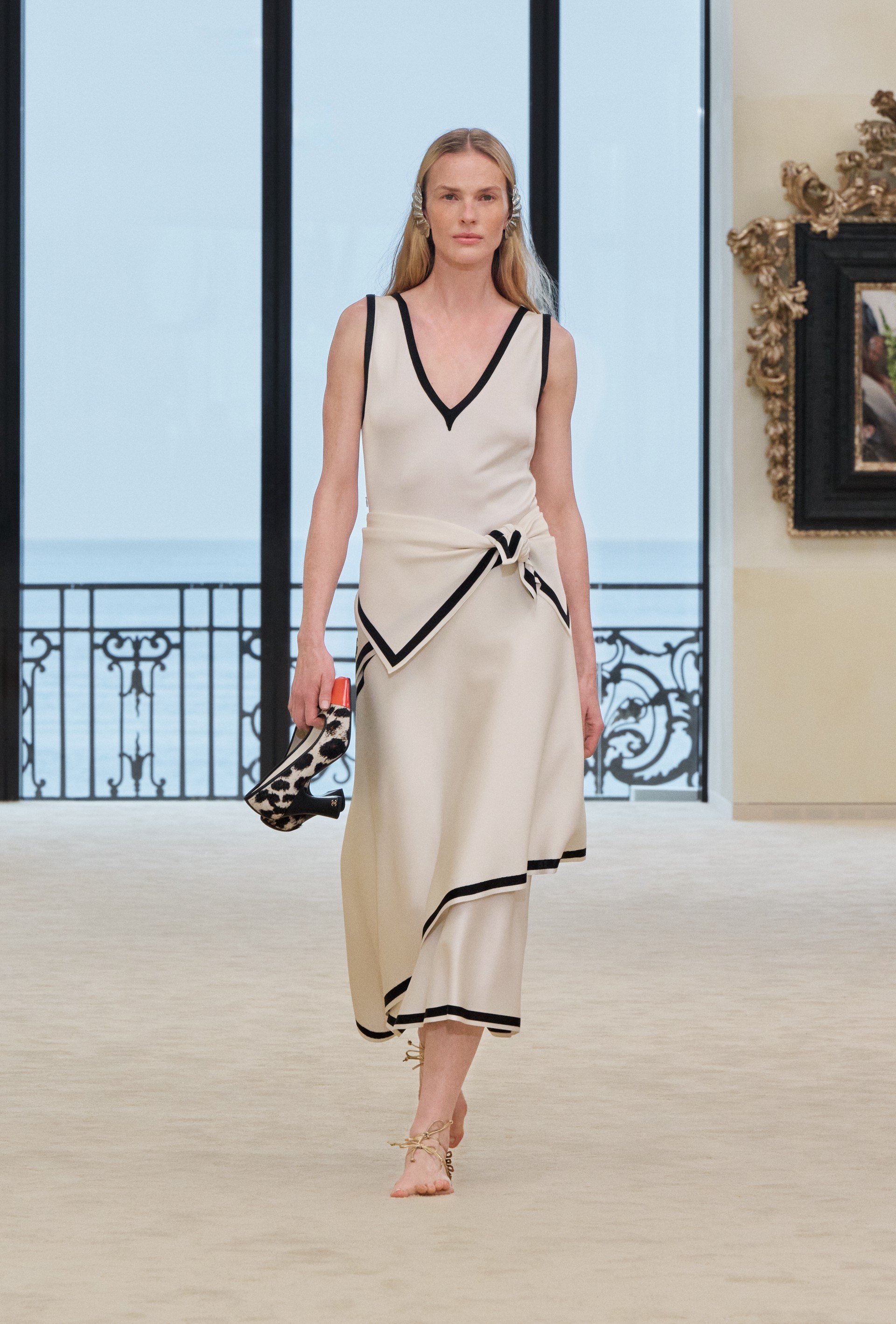 Hinh anh Người phụ nữ CHANEL luôn hiện hữu trong nhiều trạng thái và trải nghiệm khác nhau và ở bất kỳ hình hài nào, họ vẫn là tâm điểm trong dòng chảy di sản mà nhà mốt không ngừng kể lại. 25