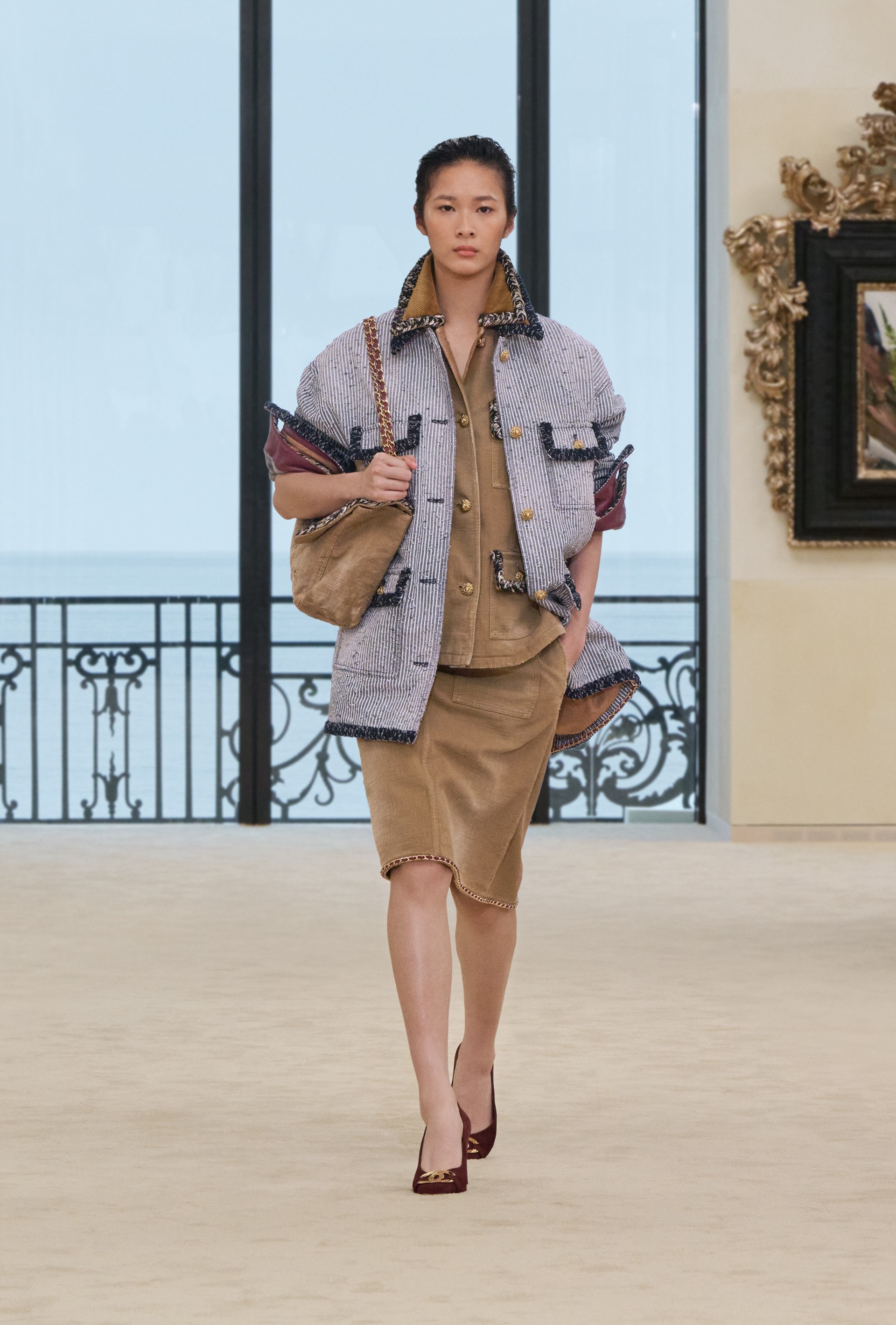 Hinh anh Người phụ nữ CHANEL luôn hiện hữu trong nhiều trạng thái và trải nghiệm khác nhau và ở bất kỳ hình hài nào, họ vẫn là tâm điểm trong dòng chảy di sản mà nhà mốt không ngừng kể lại. 32