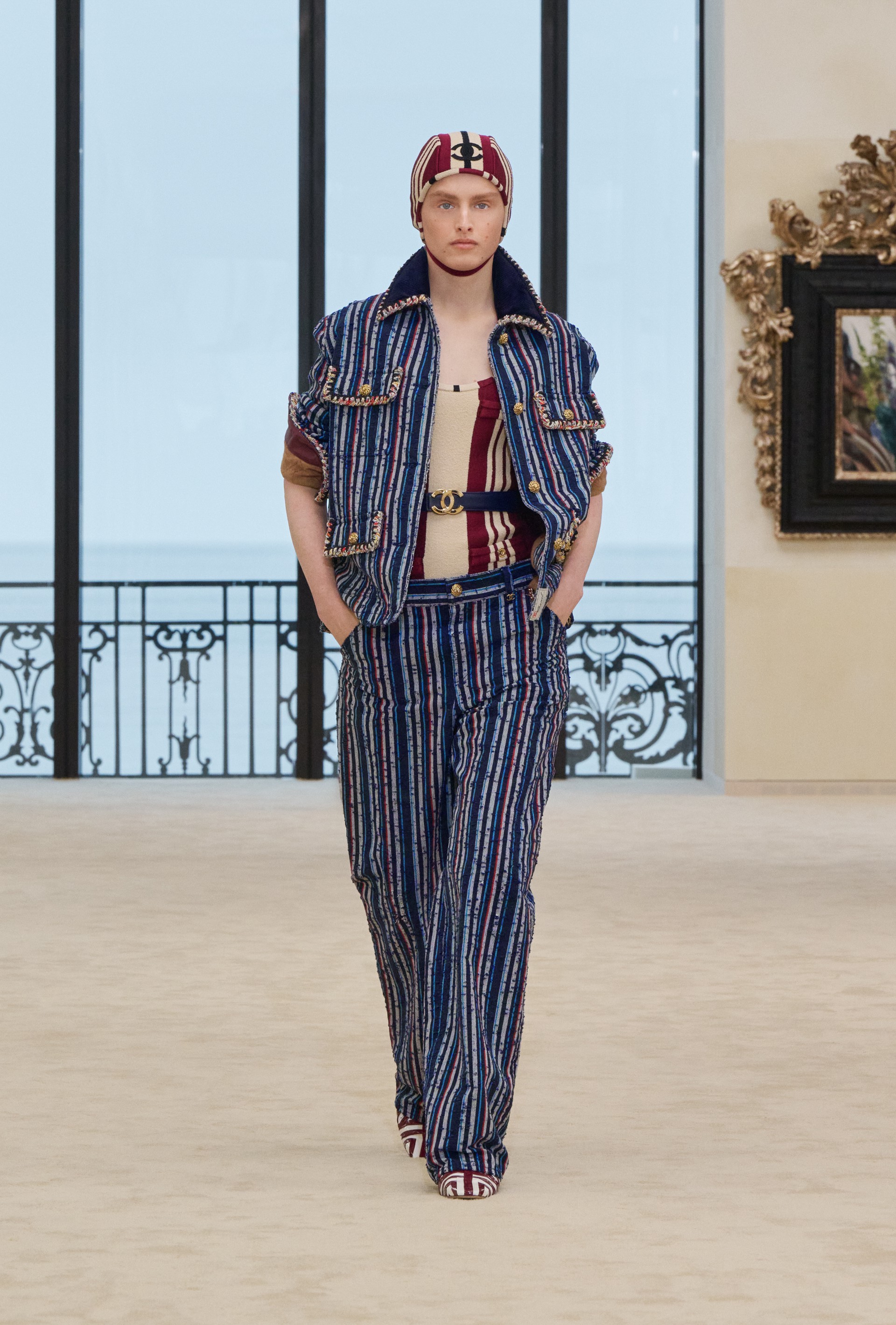 Hinh anh Người phụ nữ CHANEL luôn hiện hữu trong nhiều trạng thái và trải nghiệm khác nhau và ở bất kỳ hình hài nào, họ vẫn là tâm điểm trong dòng chảy di sản mà nhà mốt không ngừng kể lại. 13