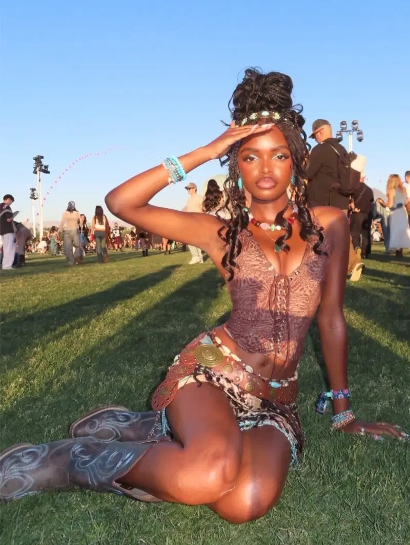 Hinh anh Điểm lại các outfit nổi bật tại sàn runway sa mạc Coachella 21
