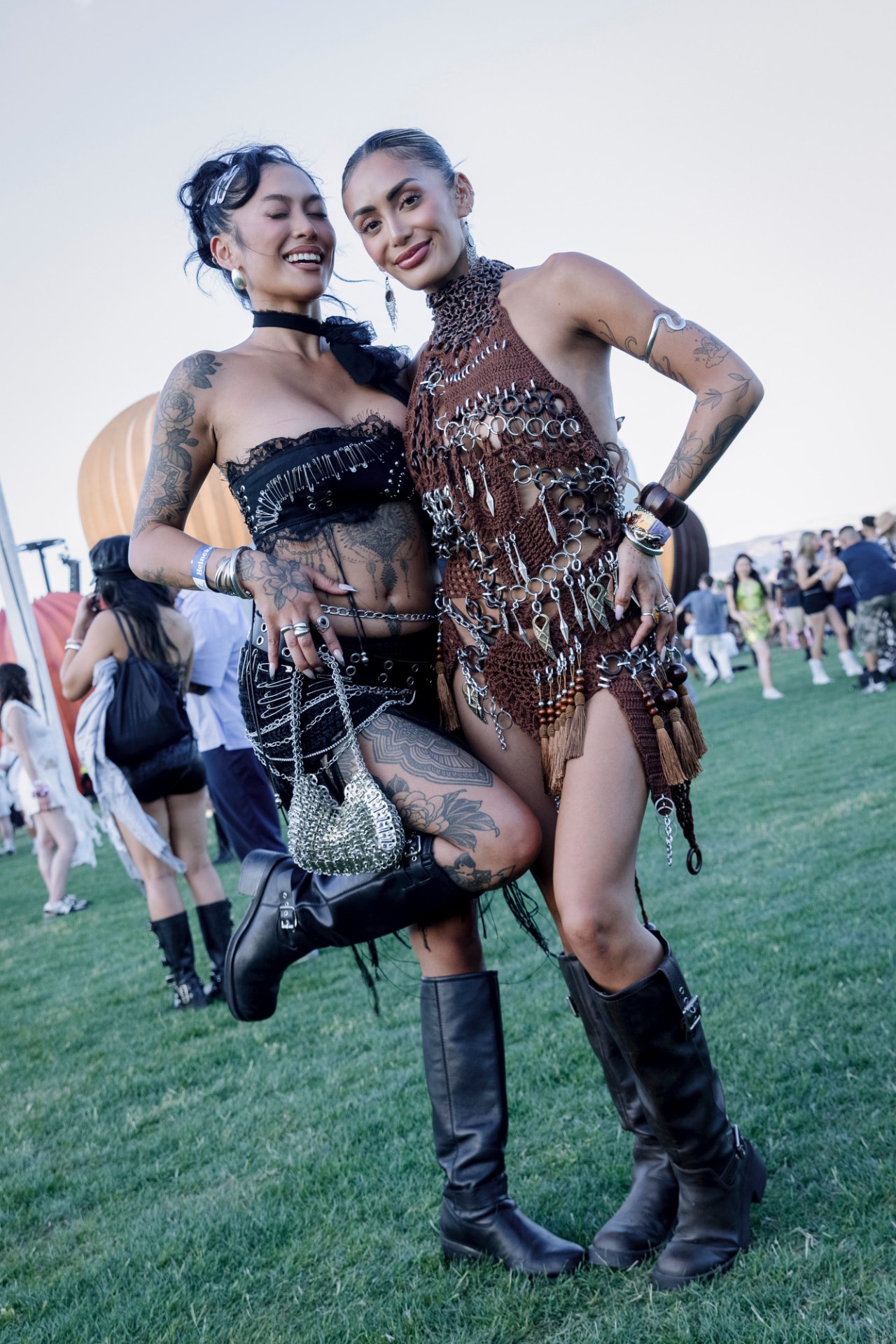 Hinh anh Lý giải xu hướng trang phục “ít vải” tại Coachella 2026? 7