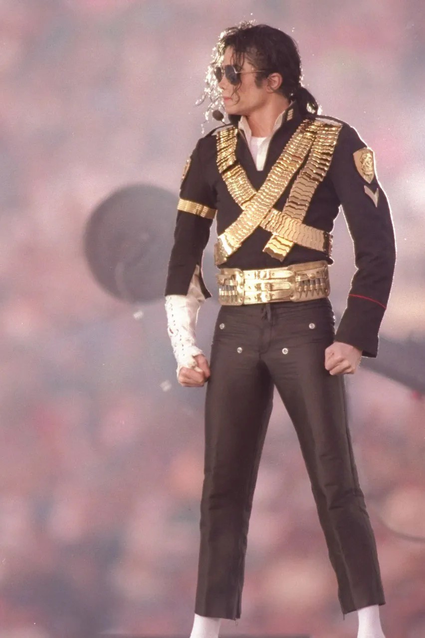 Hinh anh Michael Jackson: Biểu tượng thời trang từ chiếc găng tay lẻ và đôi tất trắng 2