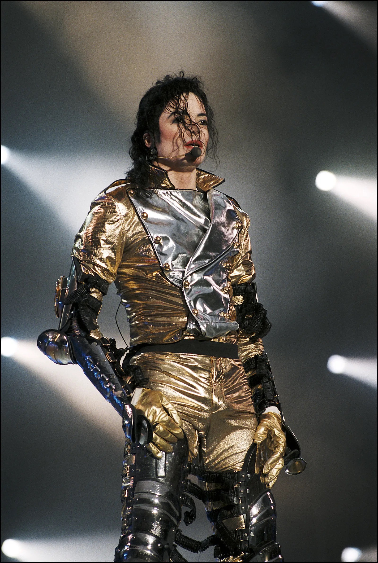 Hinh anh Michael Jackson: Biểu tượng thời trang từ chiếc găng tay lẻ và đôi tất trắng 3