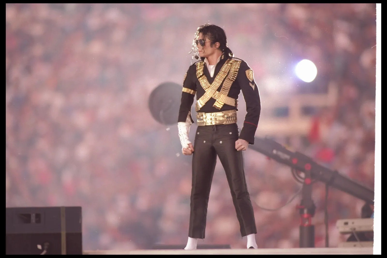 Hinh anh Michael Jackson: Biểu tượng thời trang từ chiếc găng tay lẻ và đôi tất trắng 1