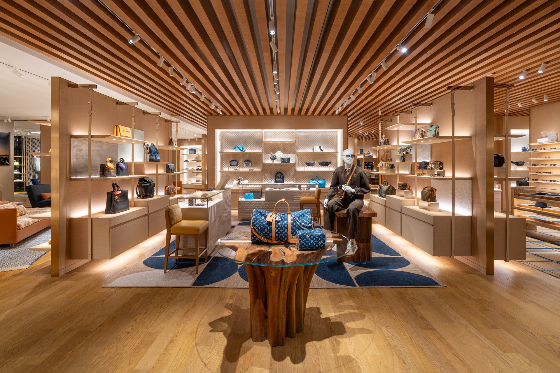 Hinh anh Louis Vuitton mở cửa hàng đầu tiên dành cho nam tại TP.HCM 1