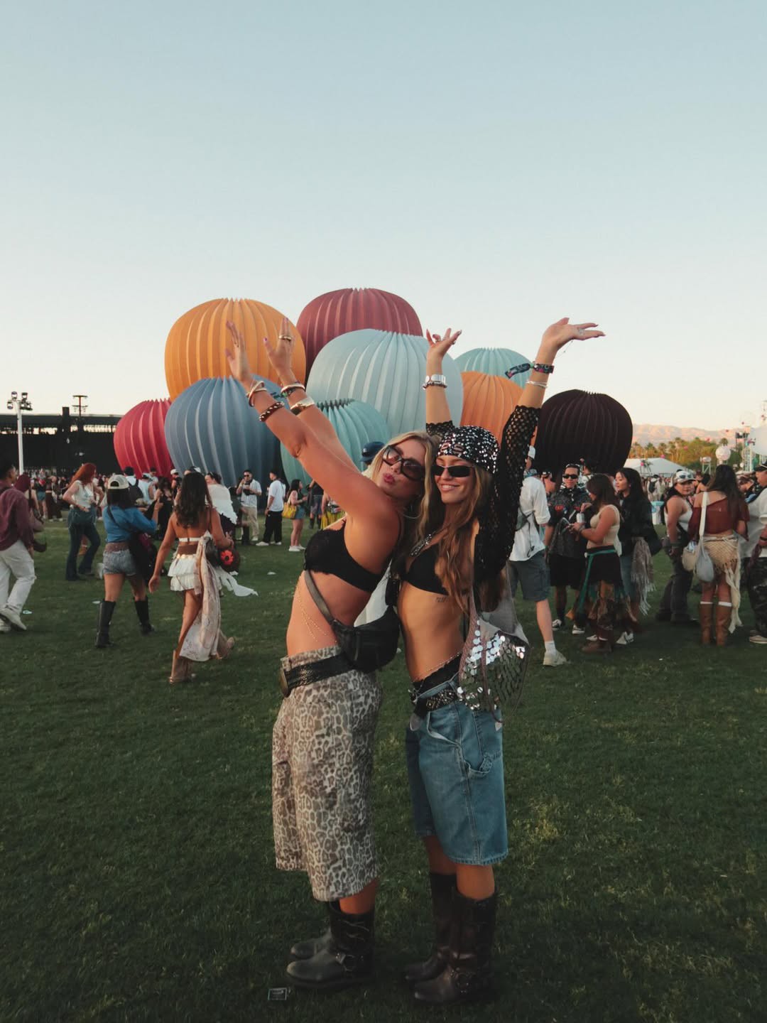 Hinh anh Lý giải xu hướng trang phục “ít vải” tại Coachella 2026? 4