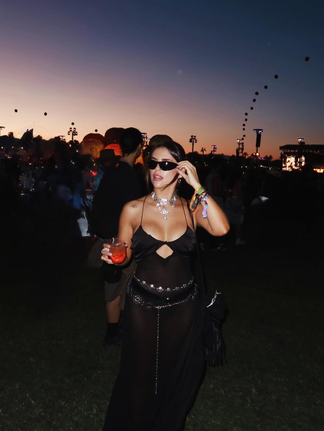 Hinh anh Lý giải xu hướng trang phục “ít vải” tại Coachella 2026? 12